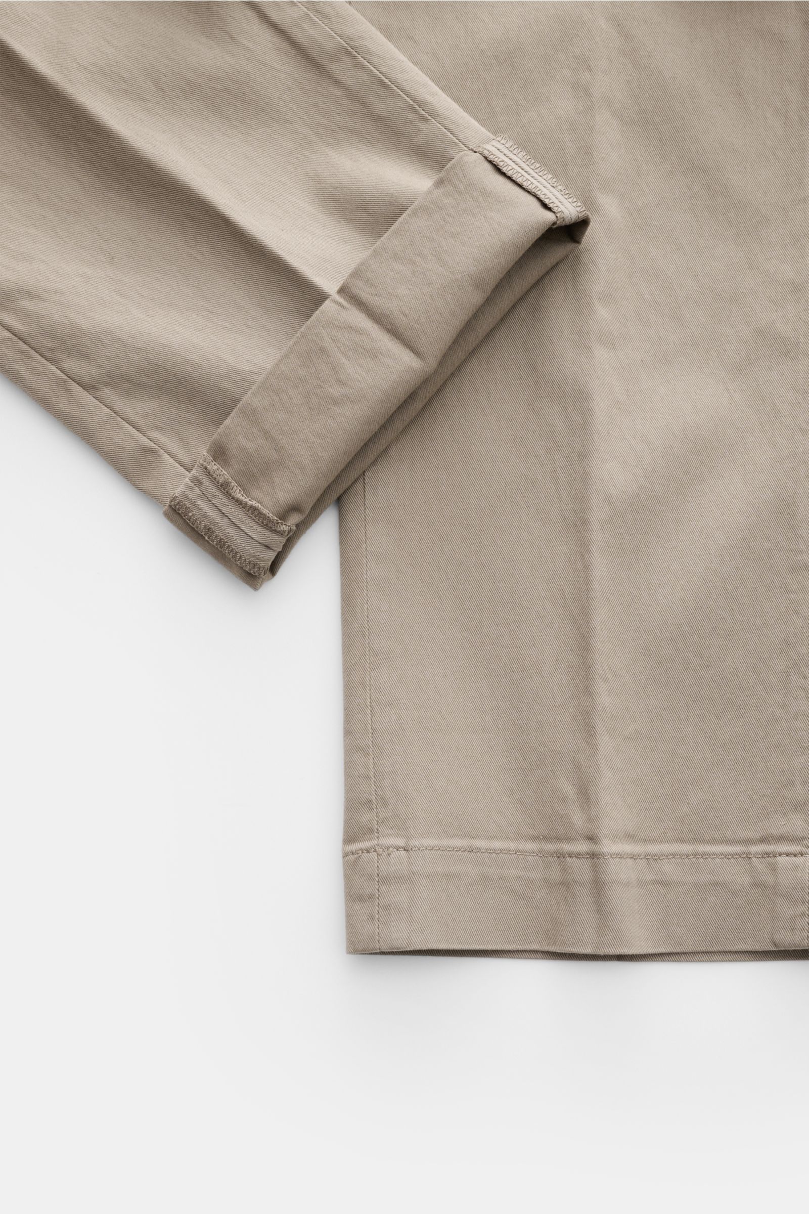 Mason's Chino 'Torino Style' taupe, Detailaufnahme von unten, Twill-Baumwolle mit Stretch, Slim Fit, niedrige Bundhöhe, weicher Griff.
