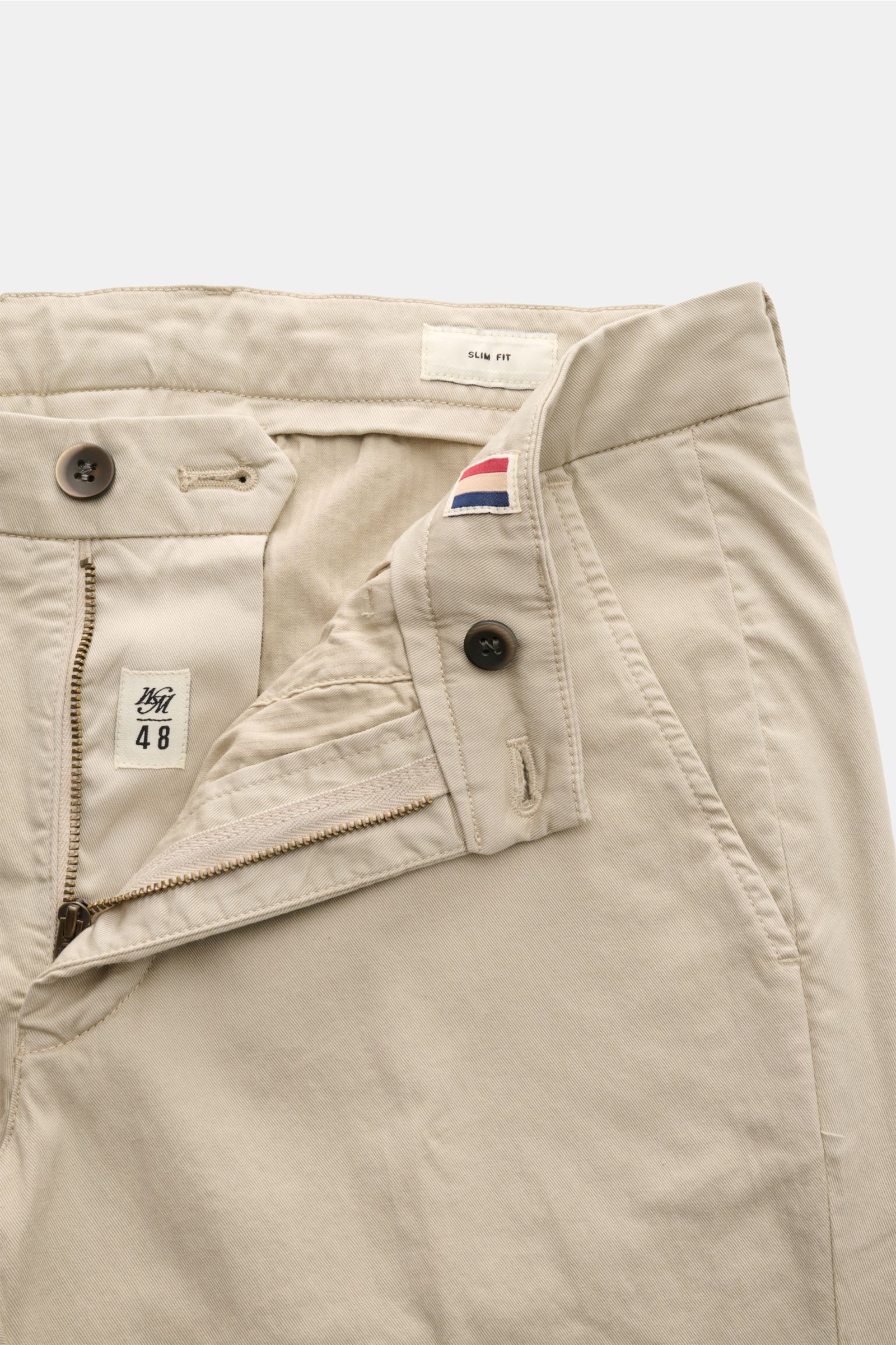 Mason's Chino 'Torino Style' beige aus Baumwoll-Lyocell-Twill, Slim Fit, niedrigem Bund, Zip Fly, Knopf, frontal mit offenem Reißverschluss.