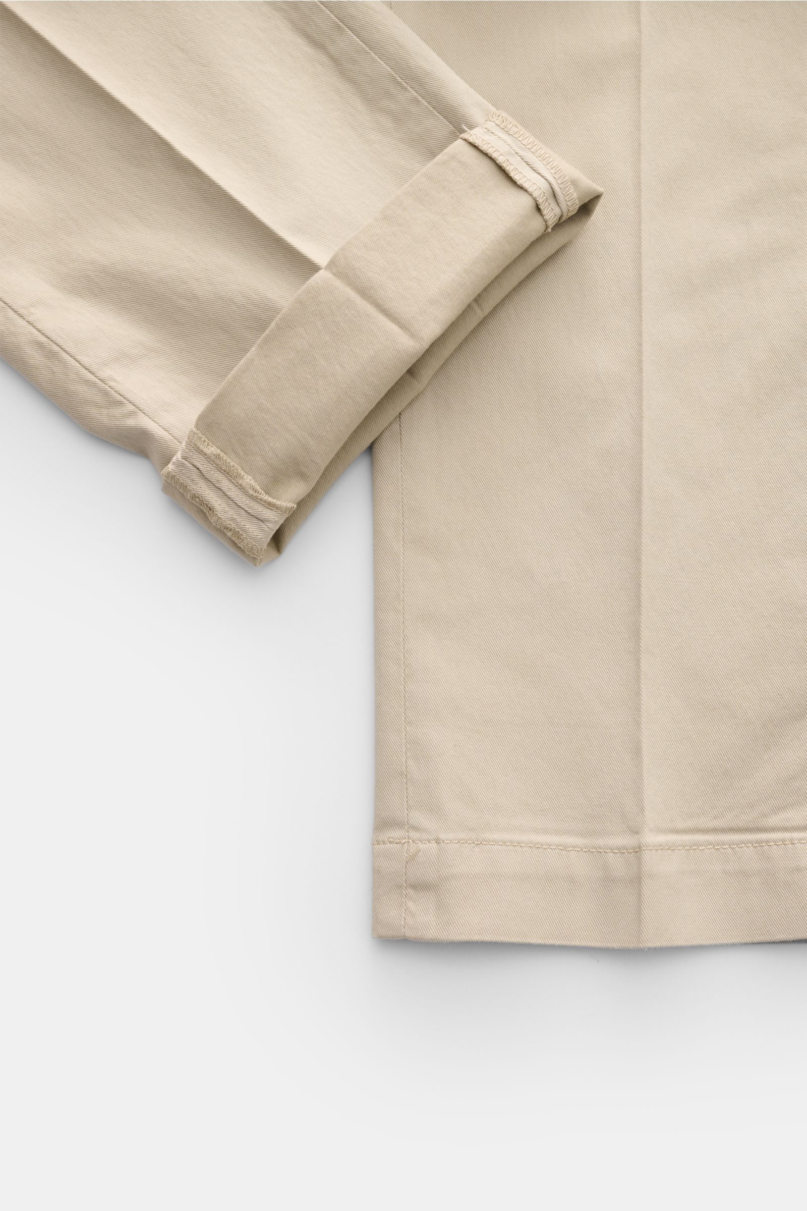 Beige Mason's Chino 'Torino Style' im Slim Fit, twill Baumwolle/Lyocell, schmal zulaufend, niedrige Bundhöhe, Detailansicht vom Bein und Saum.