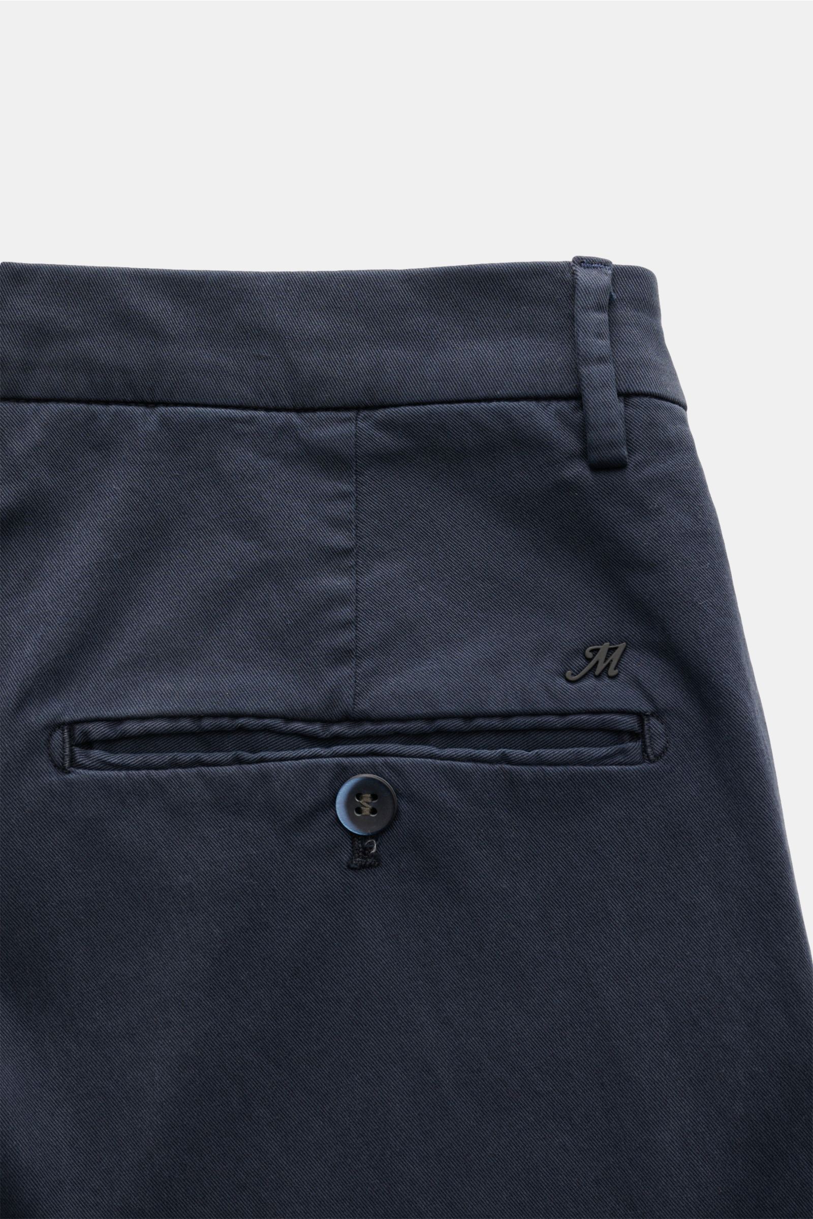 Nahaufnahme der Rückseite der Mason's Chino 'Torino Style' navy, slim Fit, niedrige Bundhöhe, paspelierte Gesäßtasche mit Knopf, Twill aus Baumwolle und Lyocell.