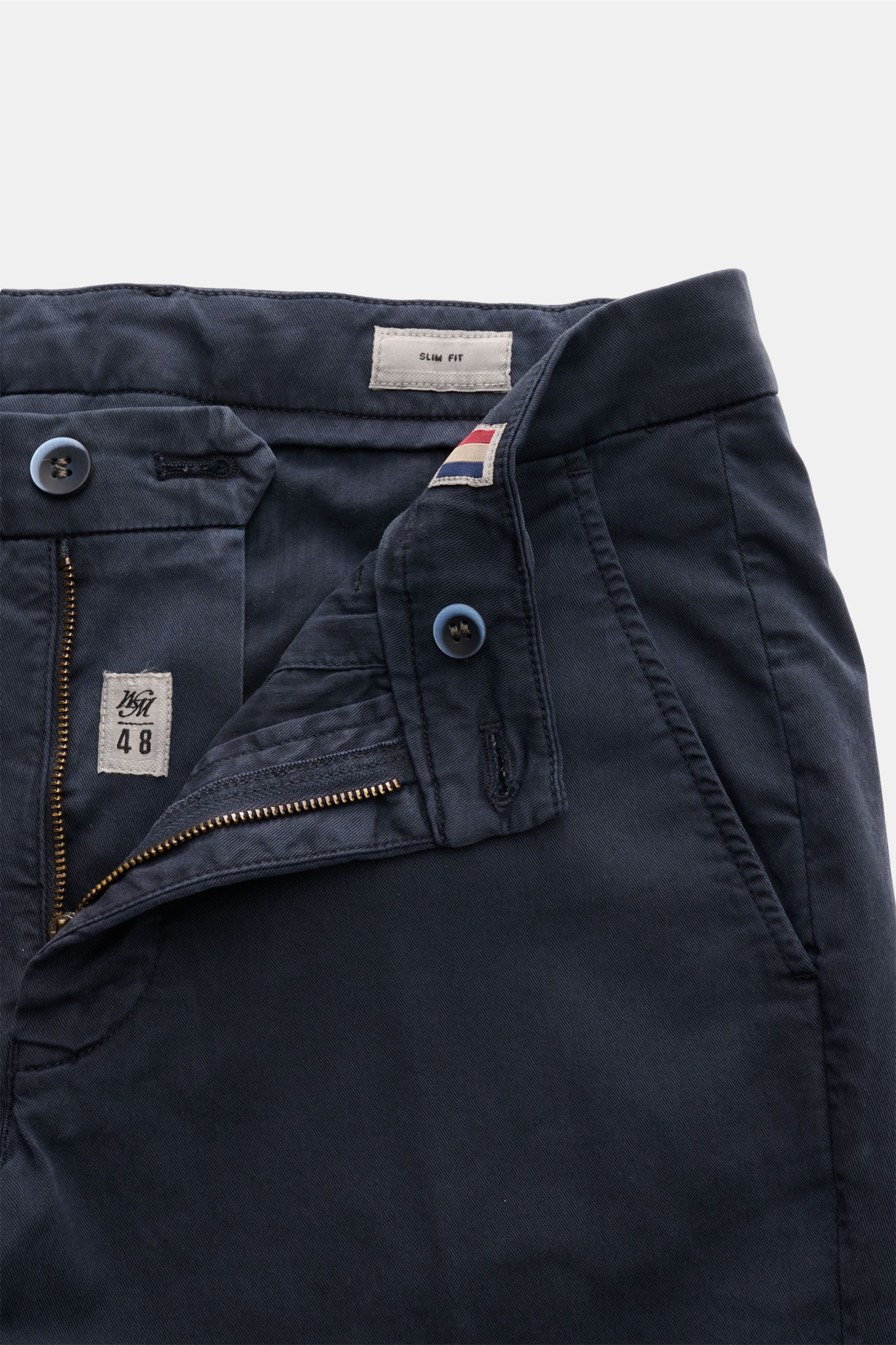 Mason's Chino 'Torino Style' navy in Slim Fit, Twill aus Baumwolle/Lyocell, niedrigem Bund, Zip Fly, Knopf, Taschen, schmal zulaufend, Detailansicht frontal