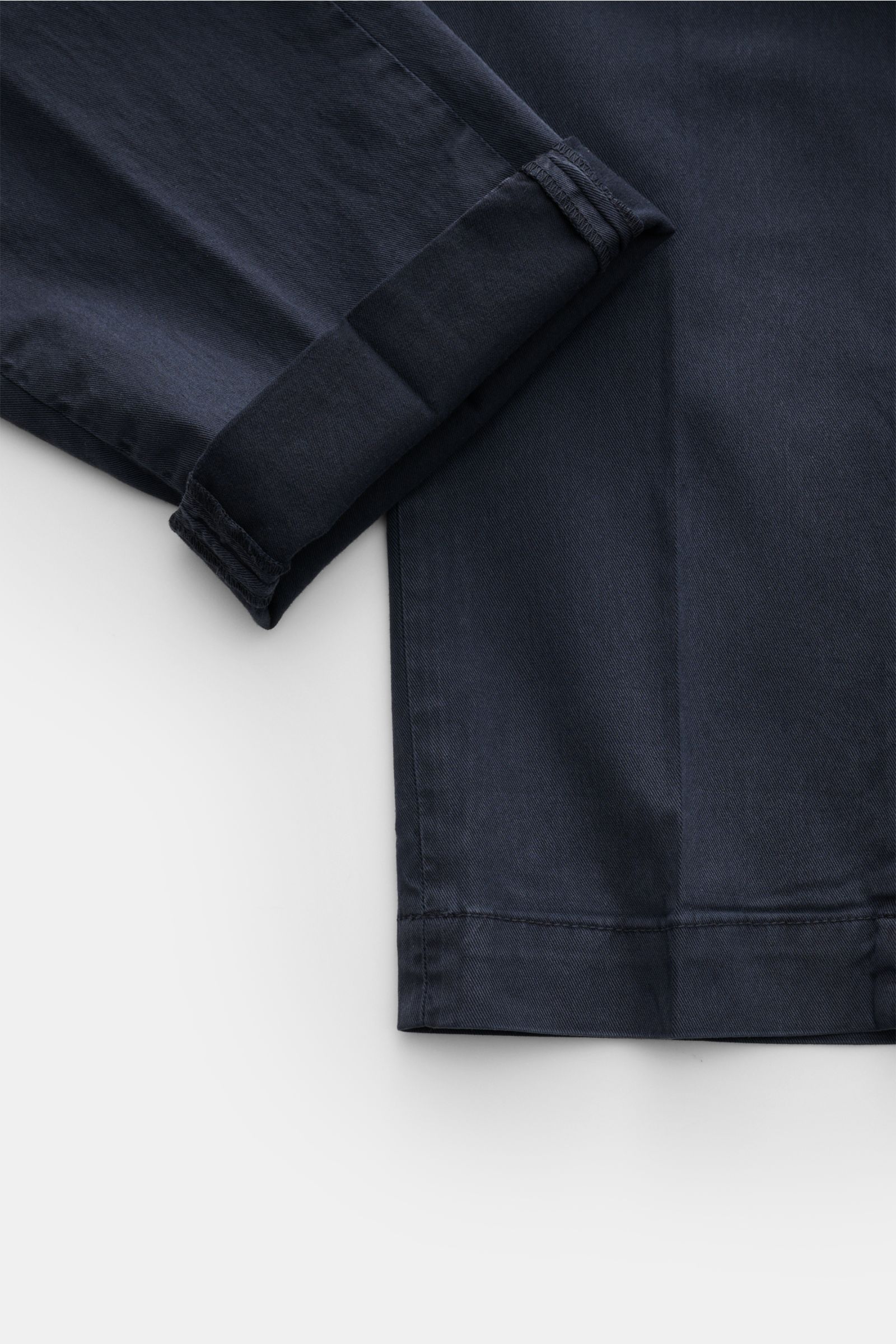 Mason's Chino 'Torino Style' navy, nahes Detail von Bein und Umschlag, Twill aus Baumwolle/Lyocell, Slim Fit, leicht elastisch, weicher Griff.