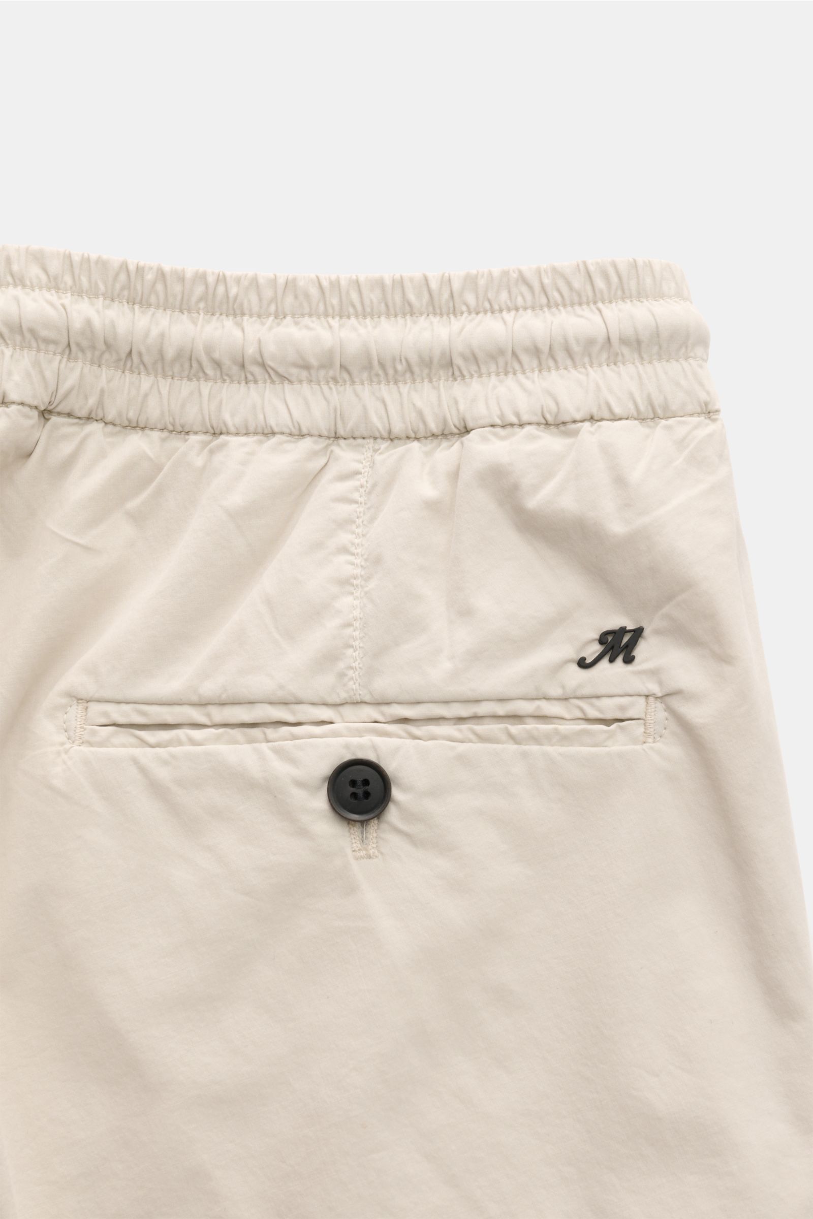 Mason's Jogpants 'New York' sand in leichter Qualität mit elastischem Bund, schmal zulaufend, französischer Tasche und paspelierter Gesäßtasche.