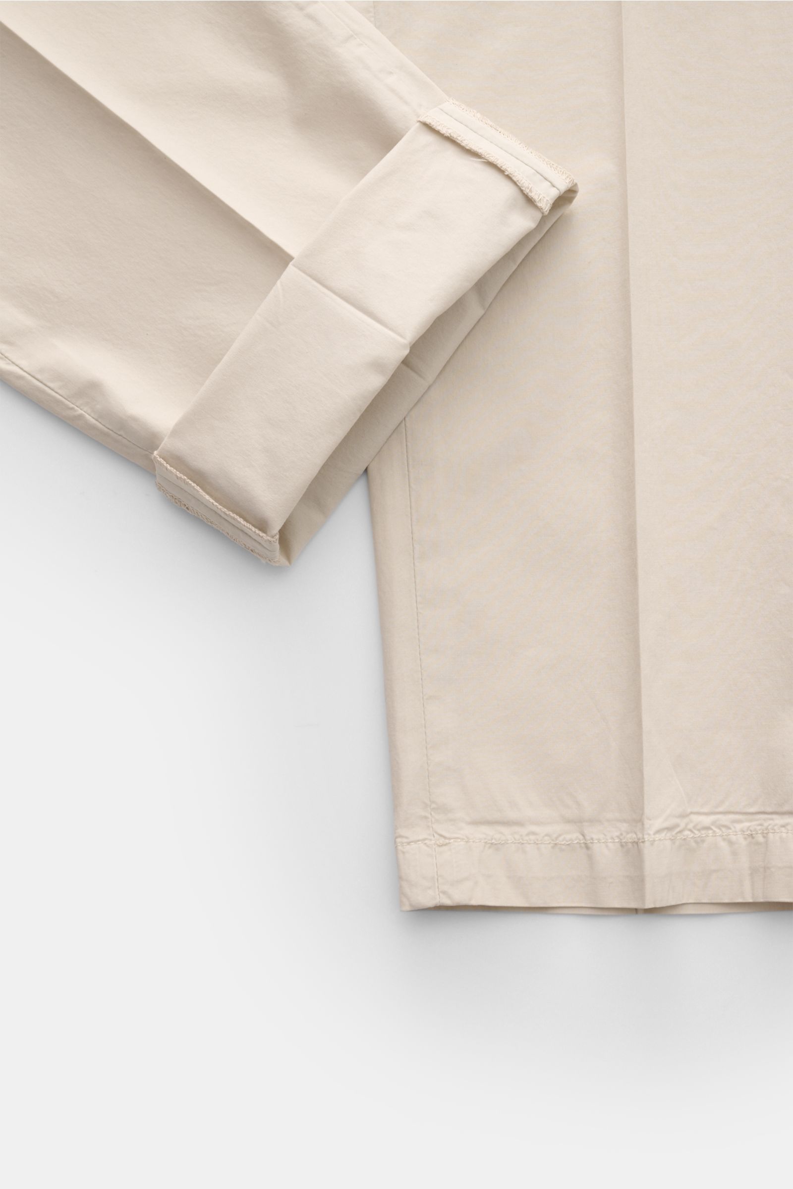 Mason's Jogpants 'New York' sand aus Baumwolle und Lyocell, Slim Fit, elastischer Bund, Zip Fly, Detailaufnahme von unten schräg.