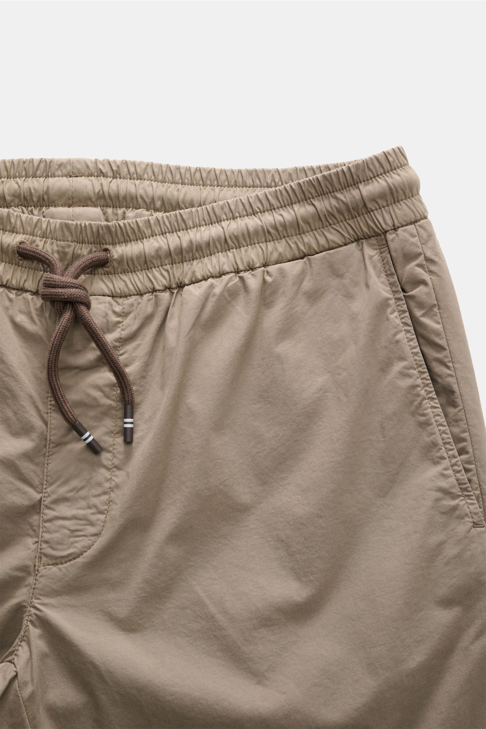 Mason's Jogger pants 'New York' taupe shown from a close-up front angle, featuring elasticated waistband with drawstring and French pockets. Comfort and style: The jogger pants 'New York' made of lyocell and cotton in stretchy fabric with a comfortably