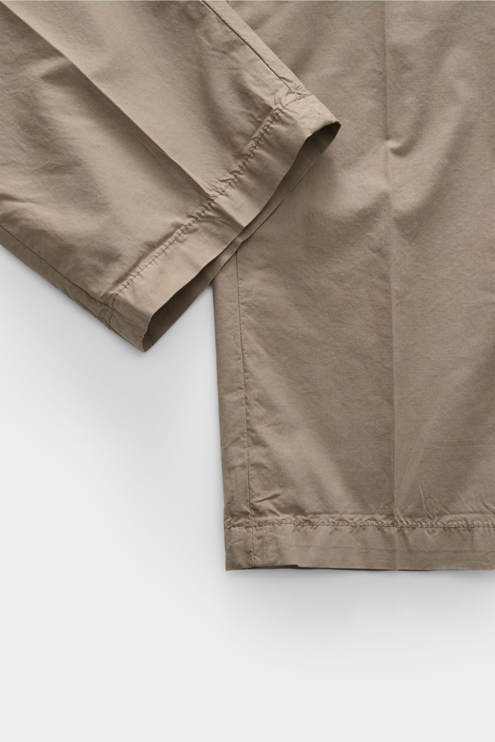 Mason's Jogger pants 'New York' taupe close-up of hem and fabric texture, photographed from the side.

Comfort and style: The jogger pants 'New York' made of lyocell and cotton in stretchy fabric with a comfortably lightweight feel by MASON'S are the p