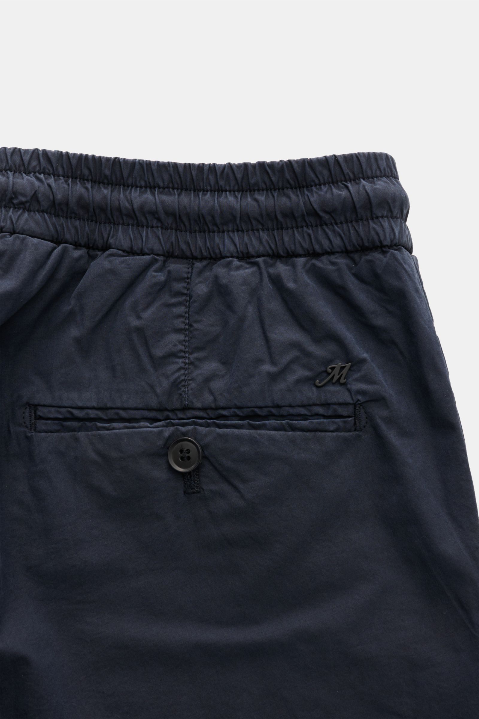 Mason's Jogpants 'New York' navy in schmal zulaufendem Slim Fit, elastischem Bund mit Tunnelzug, Zip Fly und paspelierter Gesäßtasche mit Knopf, Detailansicht Rücken.