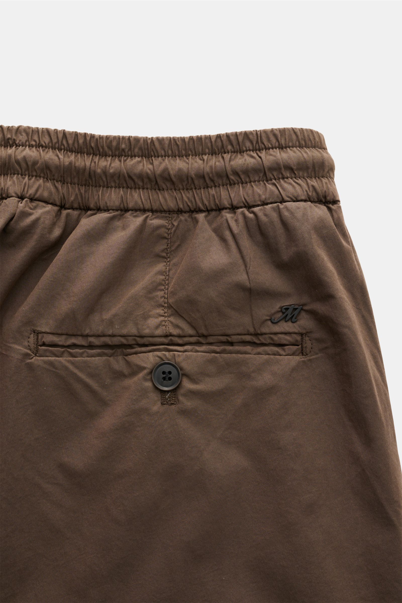 Mason's Jogpants 'New York' braun, Detailaufnahme von hinten, elastischer Bund, paspelierte Gesäßtasche mit Knopf, leichter Baumwollmix.