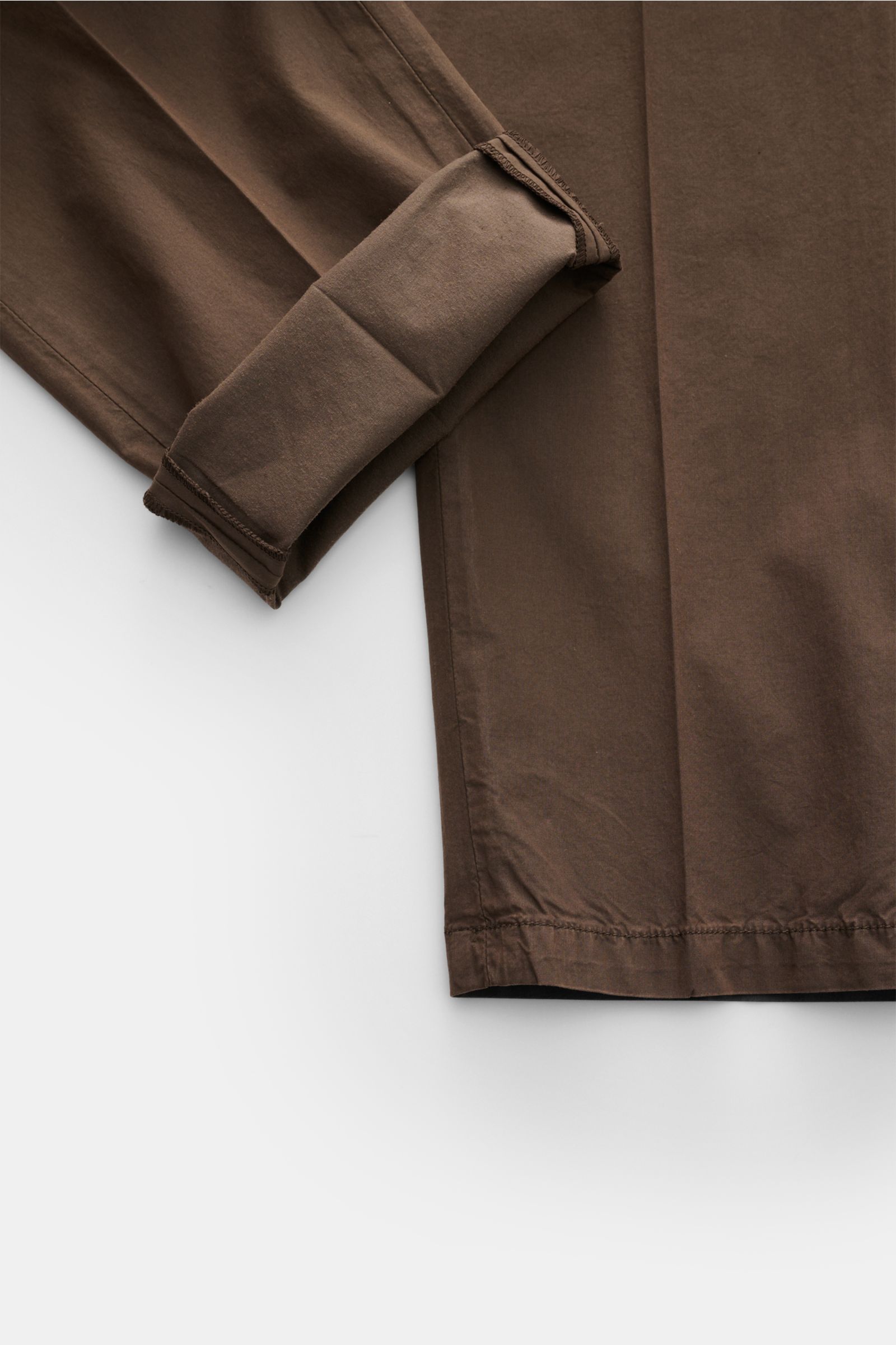 Mason's Jogpants 'New York' braun, Detailaufnahme von unten, leichte Baumwoll-Lyocell-Qualität, schmal zulaufend, elastischer Bund mit Tunnelzug.