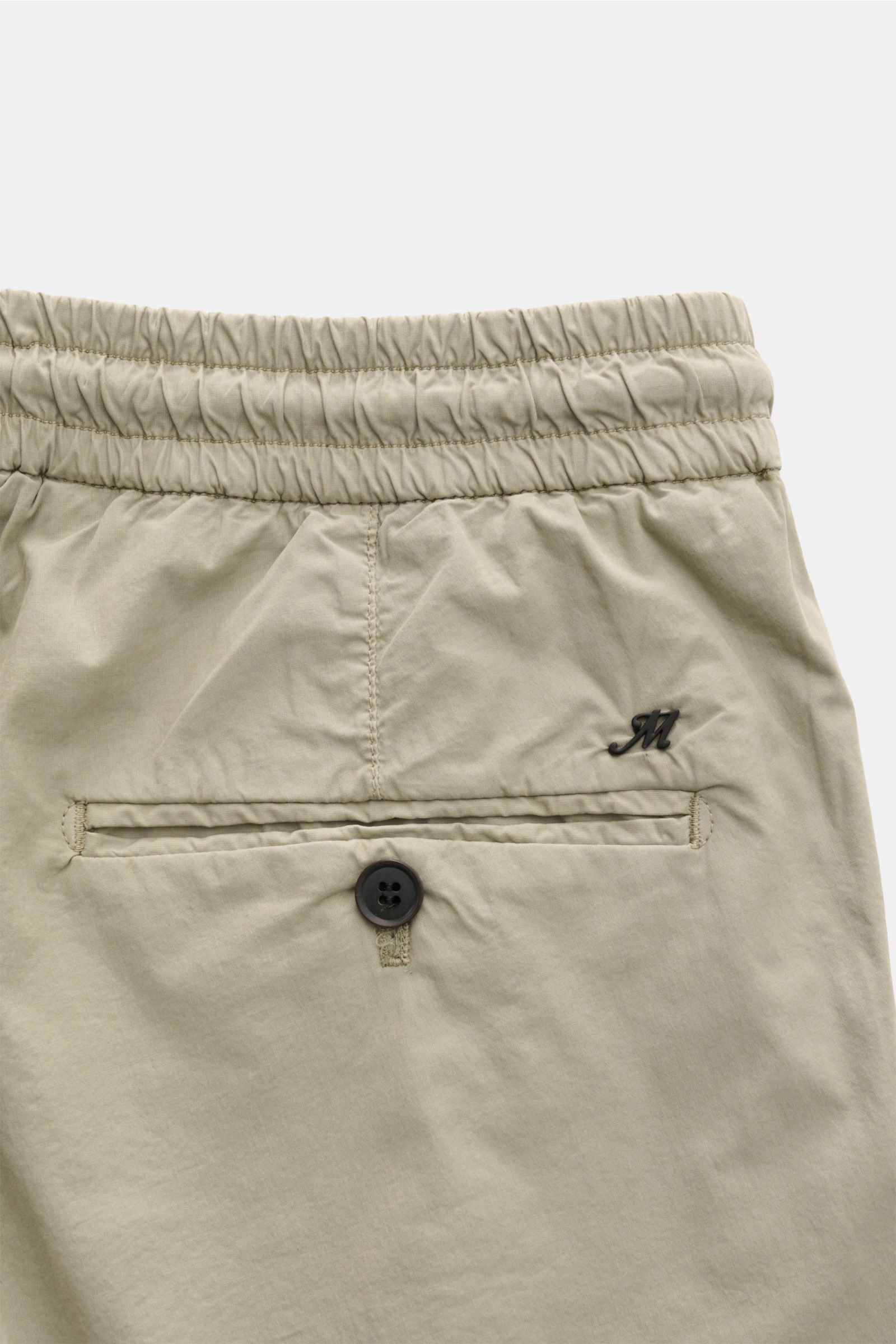 Mason's Jogpants 'New York' salbei, Detailansicht von hinten, elastischer Bund, paspelierte Gesäßtasche mit Knopf, Baumwolle/Lyocell Mix, Slim Fit