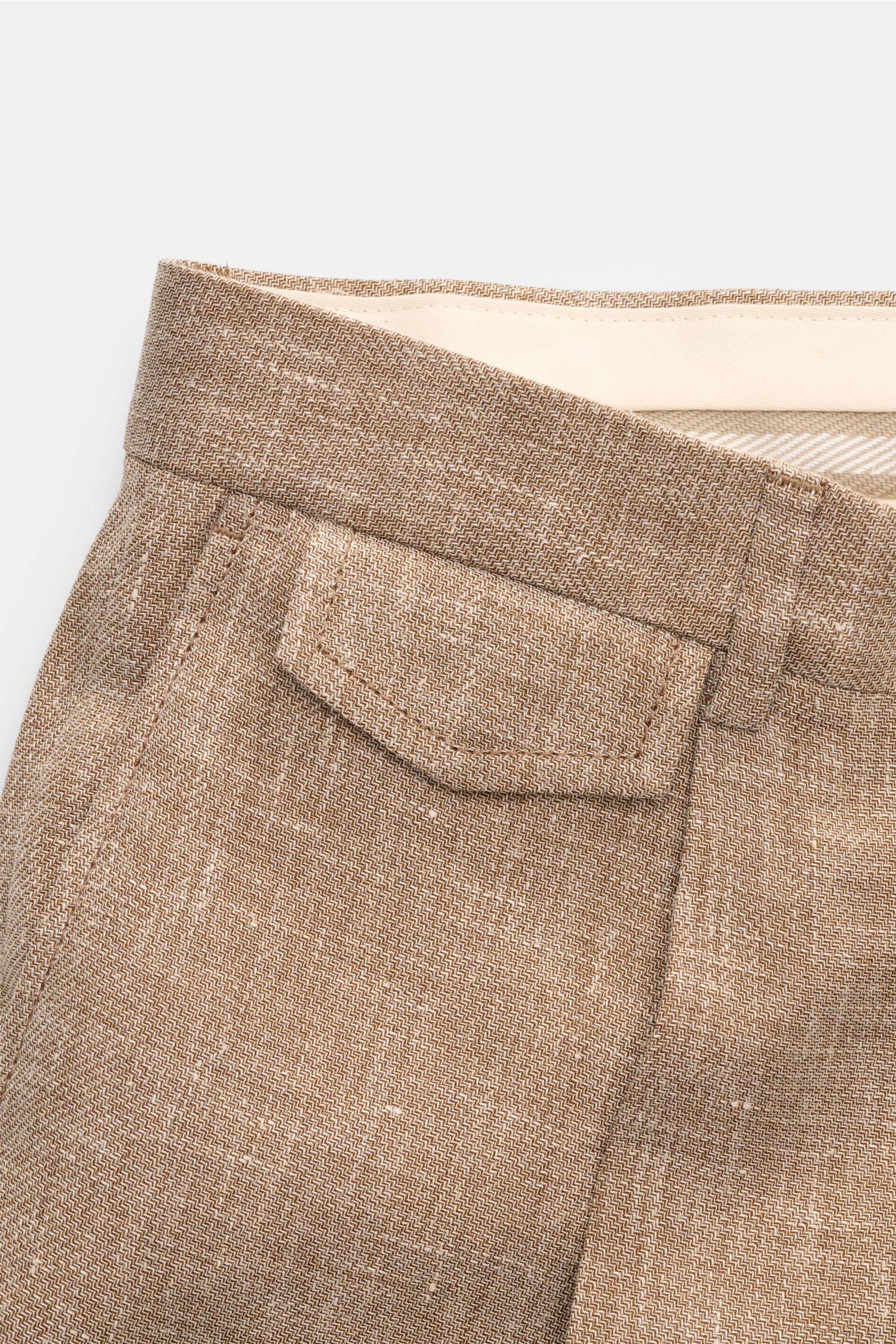 Close-up front detail of Windsor Trousers 'Silvi' brown/cream melange showing pleated waistband, small watch pocket with flap, and distinctive fabric texture.

The 'Silvi' model from WINDSOR are the perfect lightweight summer trousers in a distinctive 