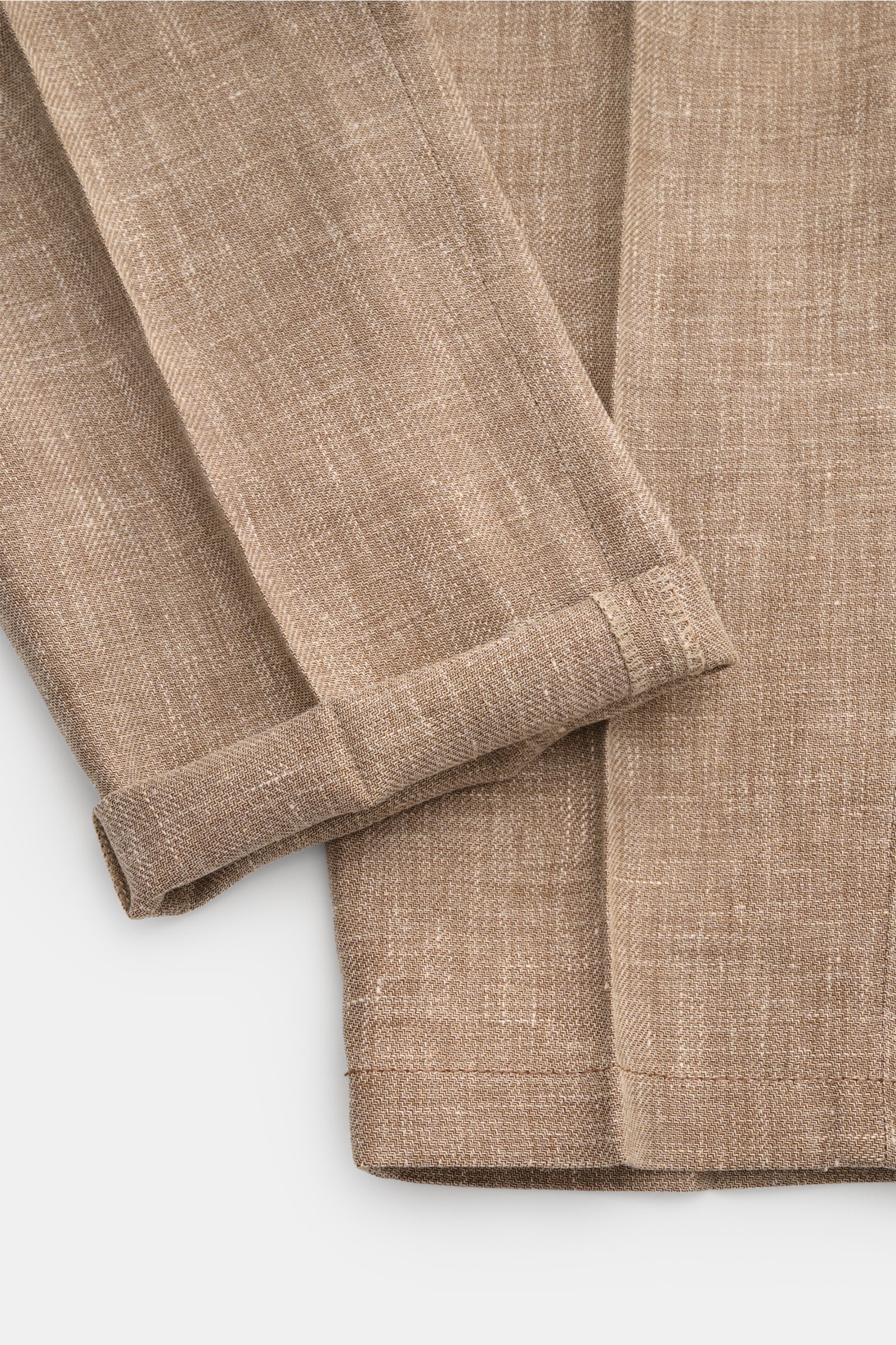 Close-up front view of Windsor Trousers 'Silvi' brown/cream melange, showcasing lightweight fabric texture and cuff detail.

The 'Silvi' model from WINDSOR are the perfect lightweight summer trousers in a distinctive fabric – featuring a pleated waistb