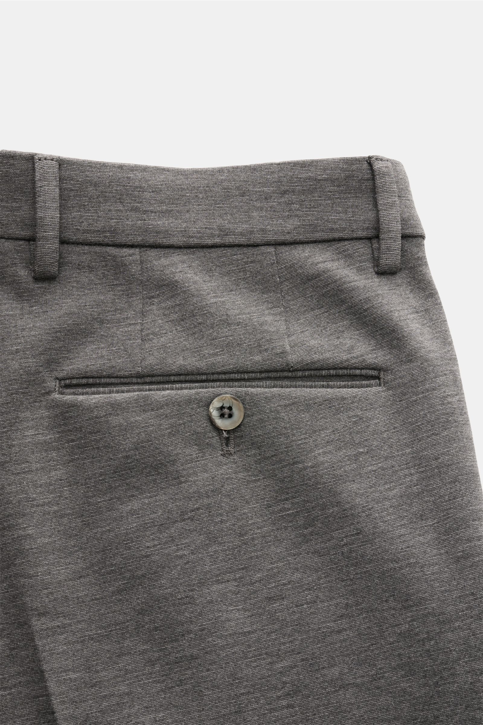 GTA Jerseyhose 'Federico' dunkelgrau meliert, Detailaufnahme von hinten, weicher Jersey, Regular Fit, Bund mit Knopf, paspelierte Gesäßtasche.