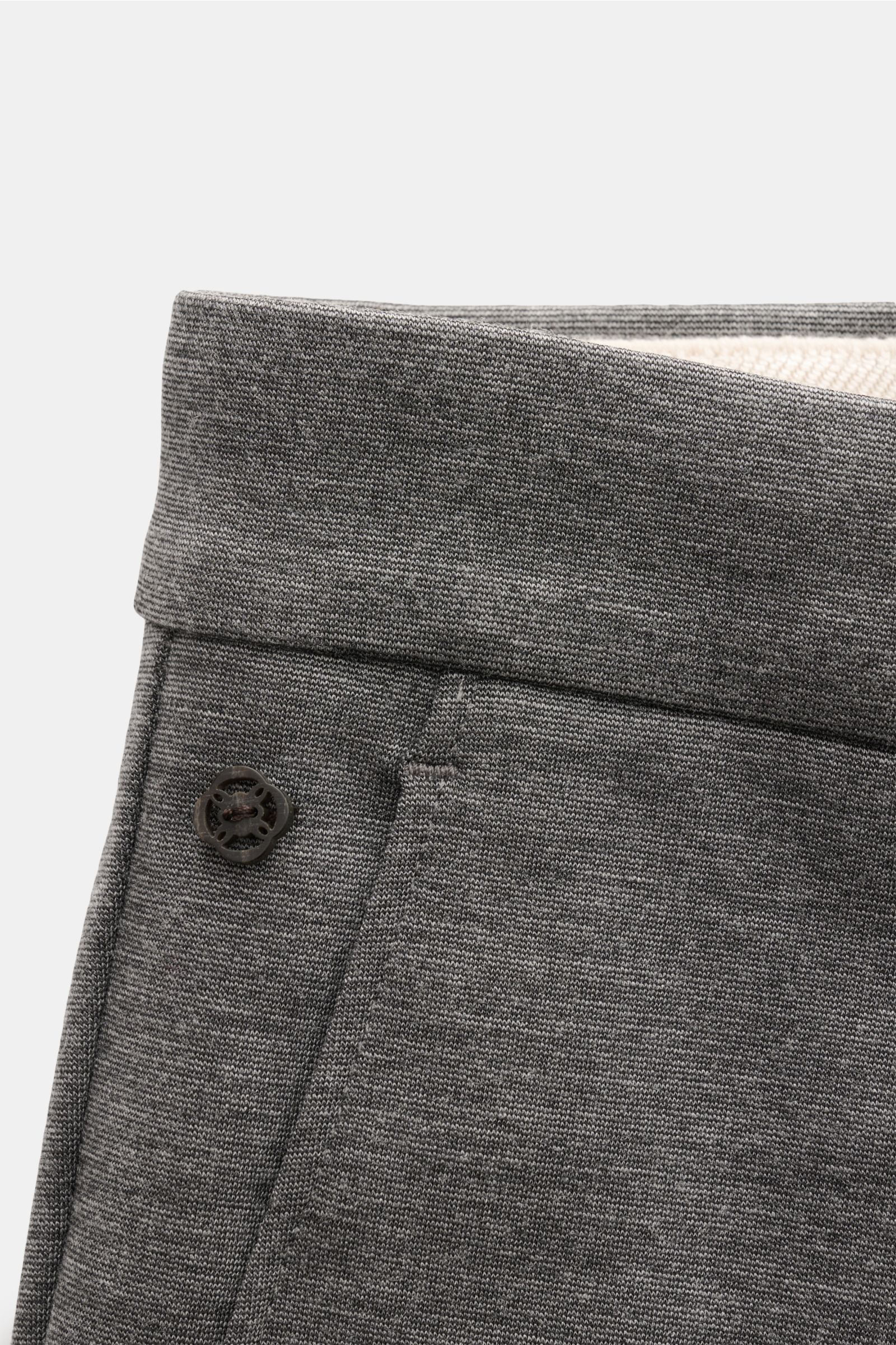 GTA Jerseyhose 'Federico' dunkelgrau meliert, Detailansicht Bund mit elastischem Einsatz, Reißverschluss, Bundknopf, französische Taschen, weicher Jersey-Stoff.