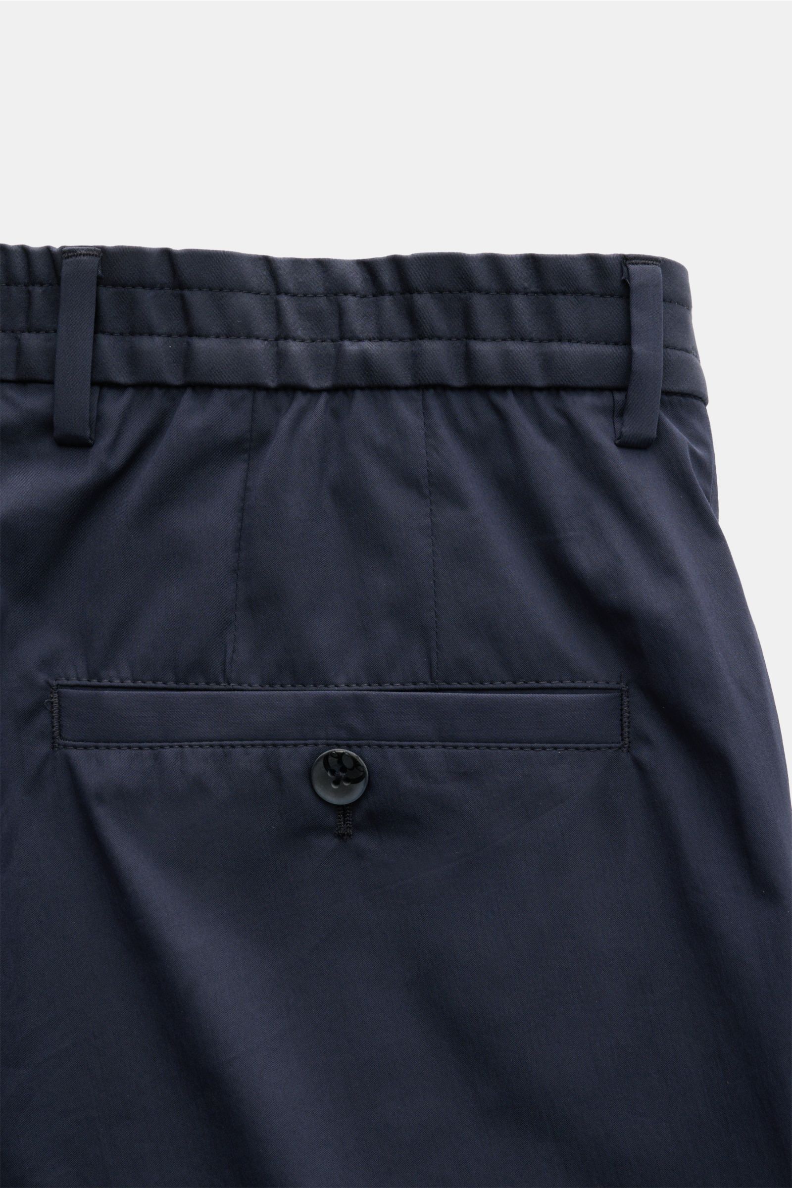 Rückansicht der GTA Hose 'Davide' navy aus leichtem Baumwoll-Microfaser-Mix mit französischer Tasche und Knopf, schmal zulaufend.