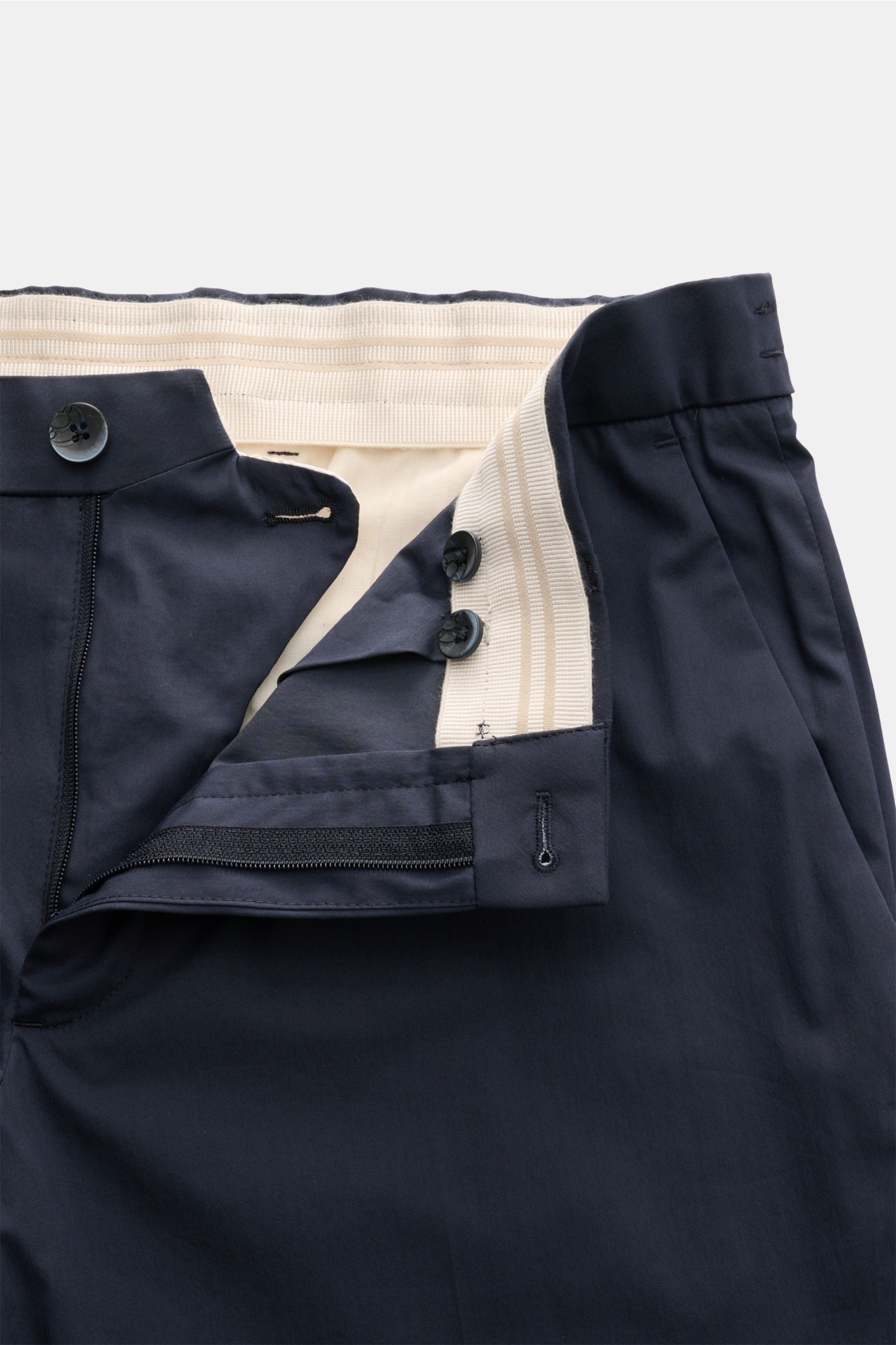 GTA Hose 'Davide' navy, Detailansicht von oben auf Bund mit Reißverschluss, Bundknopf, elastischem Band, leichter Baumwoll-Microfaser-Mix.