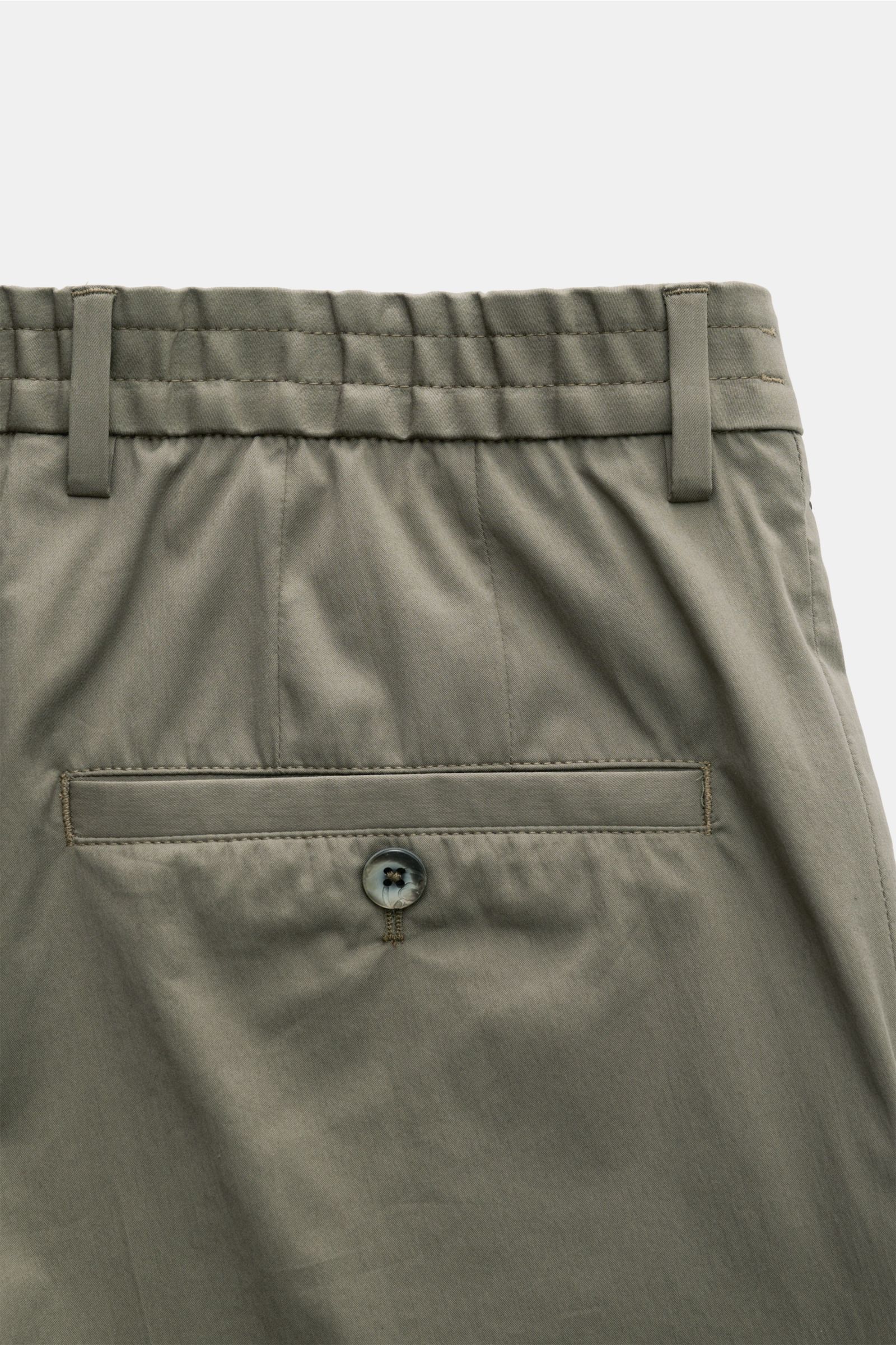 Close-up rear view of GTA Hose 'Davide' graugrün showing back pocket with button, belt loops, and elastic waistband, made of cotton and microfiber blend with tapered fit and smooth texture, classic office trousers with French pockets and small logo detail