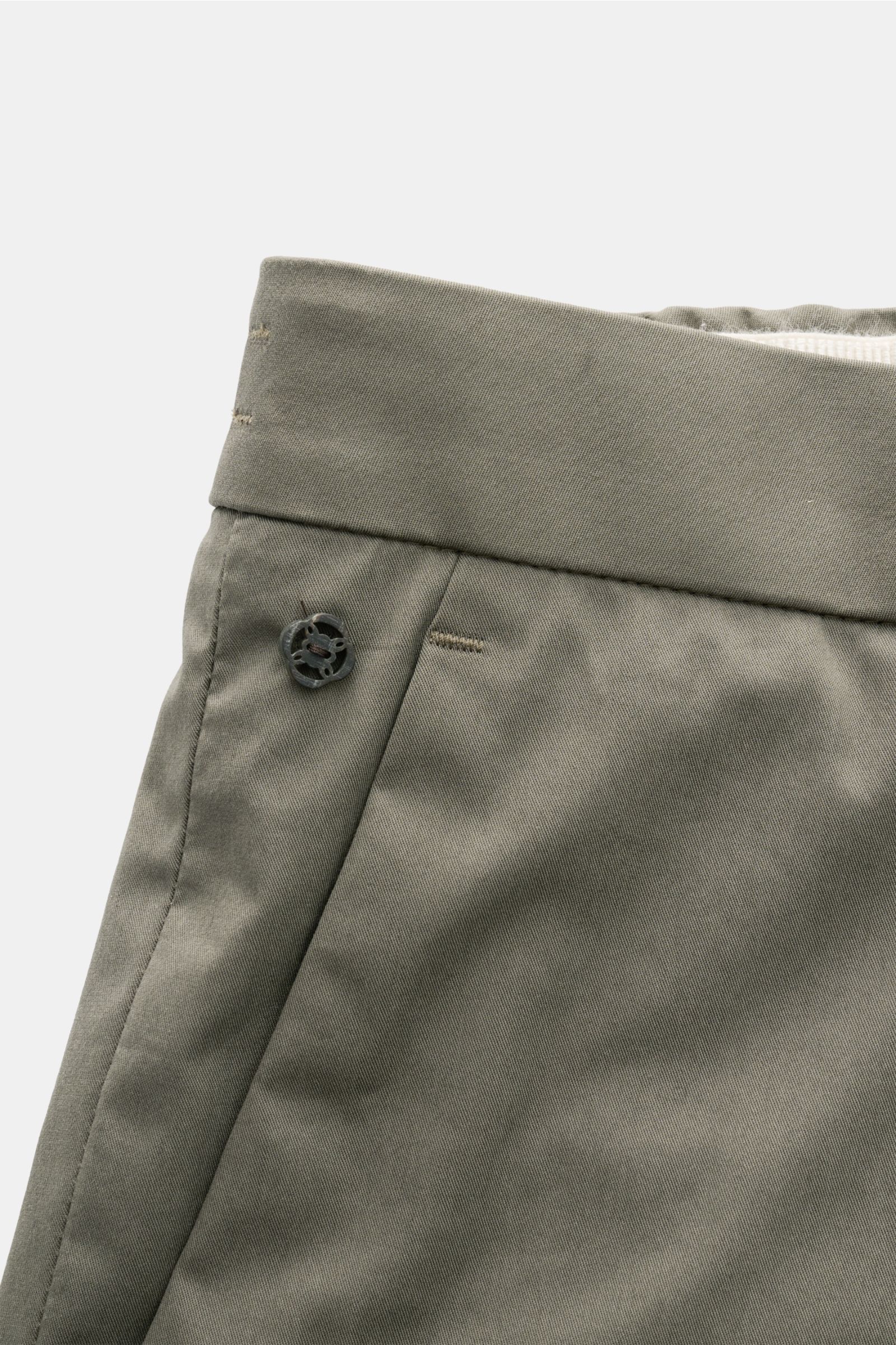 Close-up front-side view of the gray-green GTA Hose 'Davide' featuring a tapered fit, lightweight cotton-microfiber blend, zipper, button, elastic waistband, French pockets, and small logo detail. Klassiker für die Office-Garderobe: Die leichte Hose von G