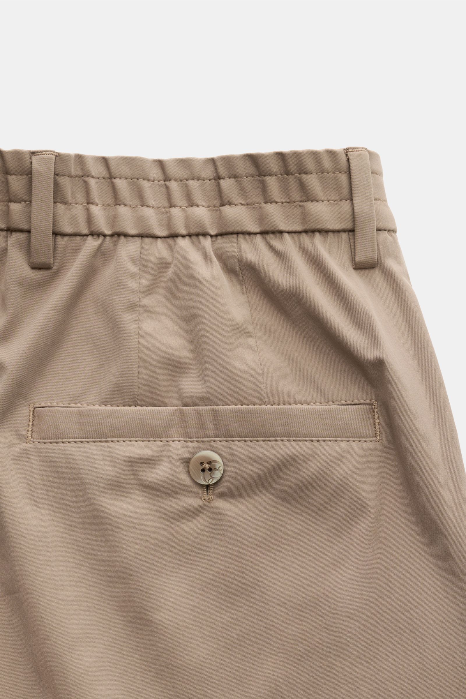 GTA Hose 'Davide' hellbraun, Detailaufnahme von hinten, leichte Baumwoll-Microfaser-Hose mit elastischem Bund, französischer Tasche, Knopf und schmal zulaufendem Schnitt.