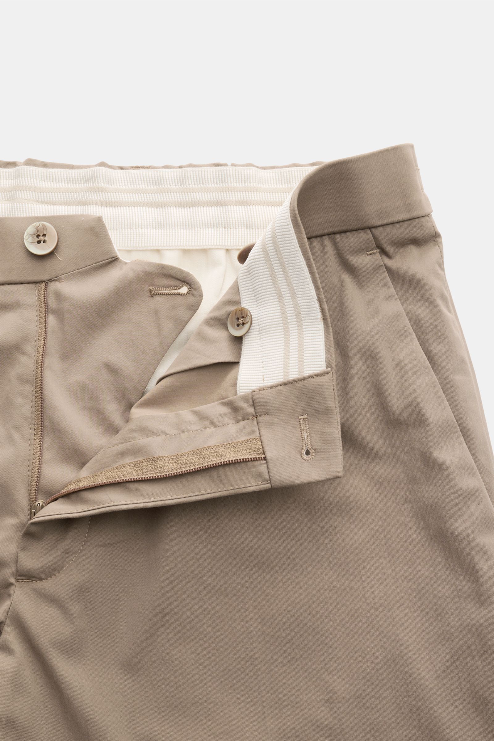 GTA Hose 'Davide' hellbraun aus Baumwoll-Microfaser-Mix, leichte Qualität, glatter Griff, Reißverschluss, Bundknopf, elastisches Band, Detailaufnahme von vorne.