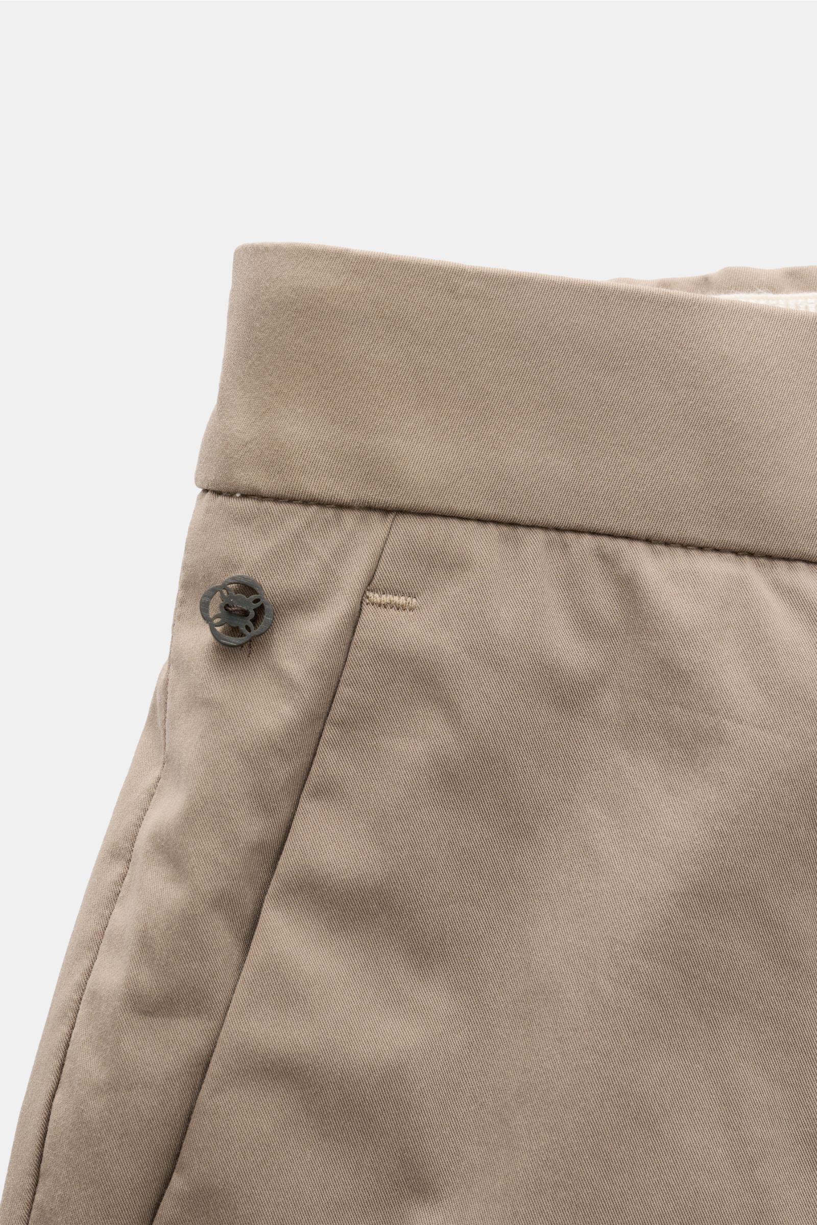 GTA Hose 'Davide' hellbraun aus Baumwoll-Microfaser-Mix, leichter Qualität, schmal zulaufend, Reißverschluss, Bundknopf, französische Taschen, Detailansicht.