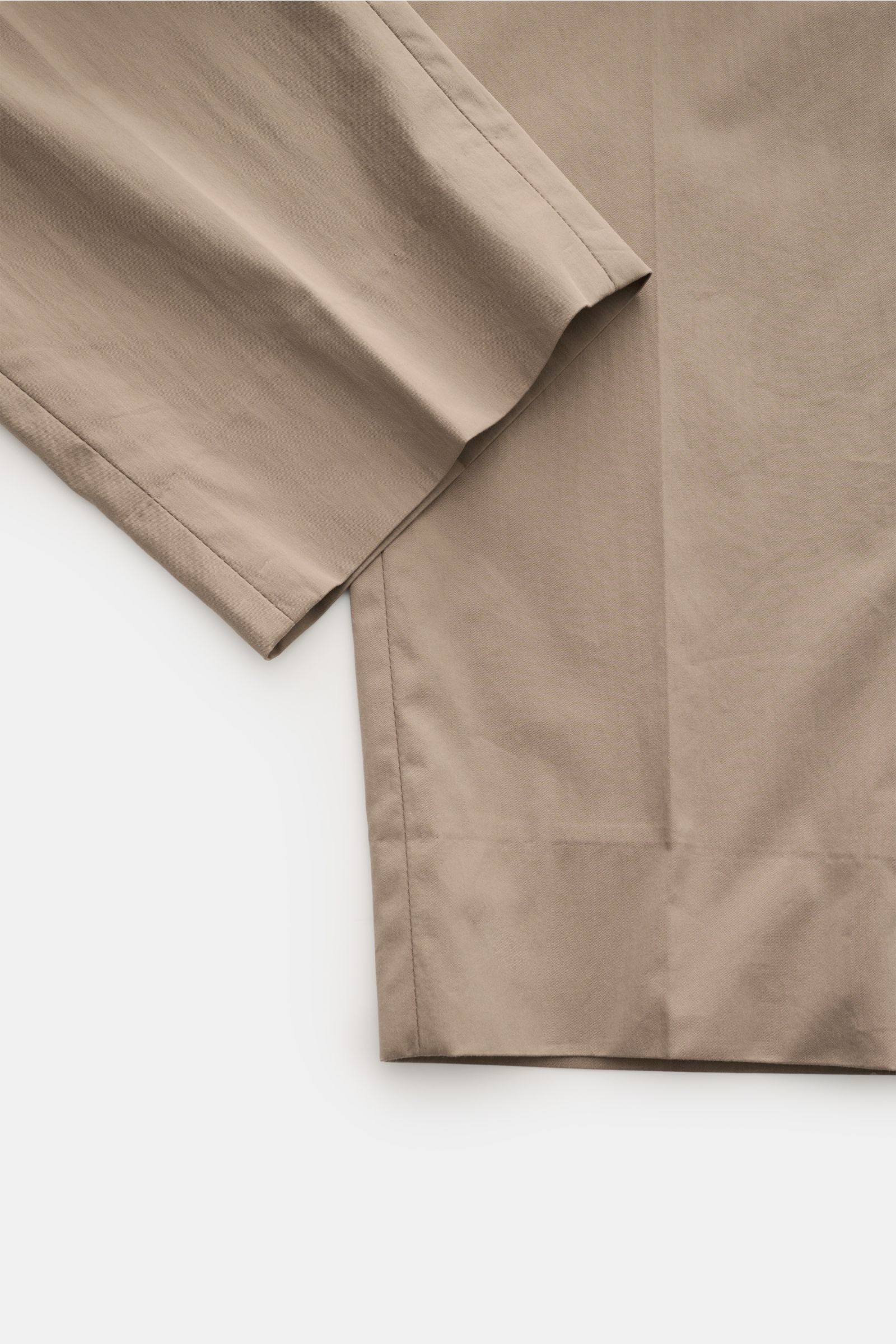 GTA Hose 'Davide' hellbraun, leichte Baumwoll-Microfaser-Hose mit glattem Griff, Tapered Fit, verkürzter Beinlänge, seitlich fotografiert.