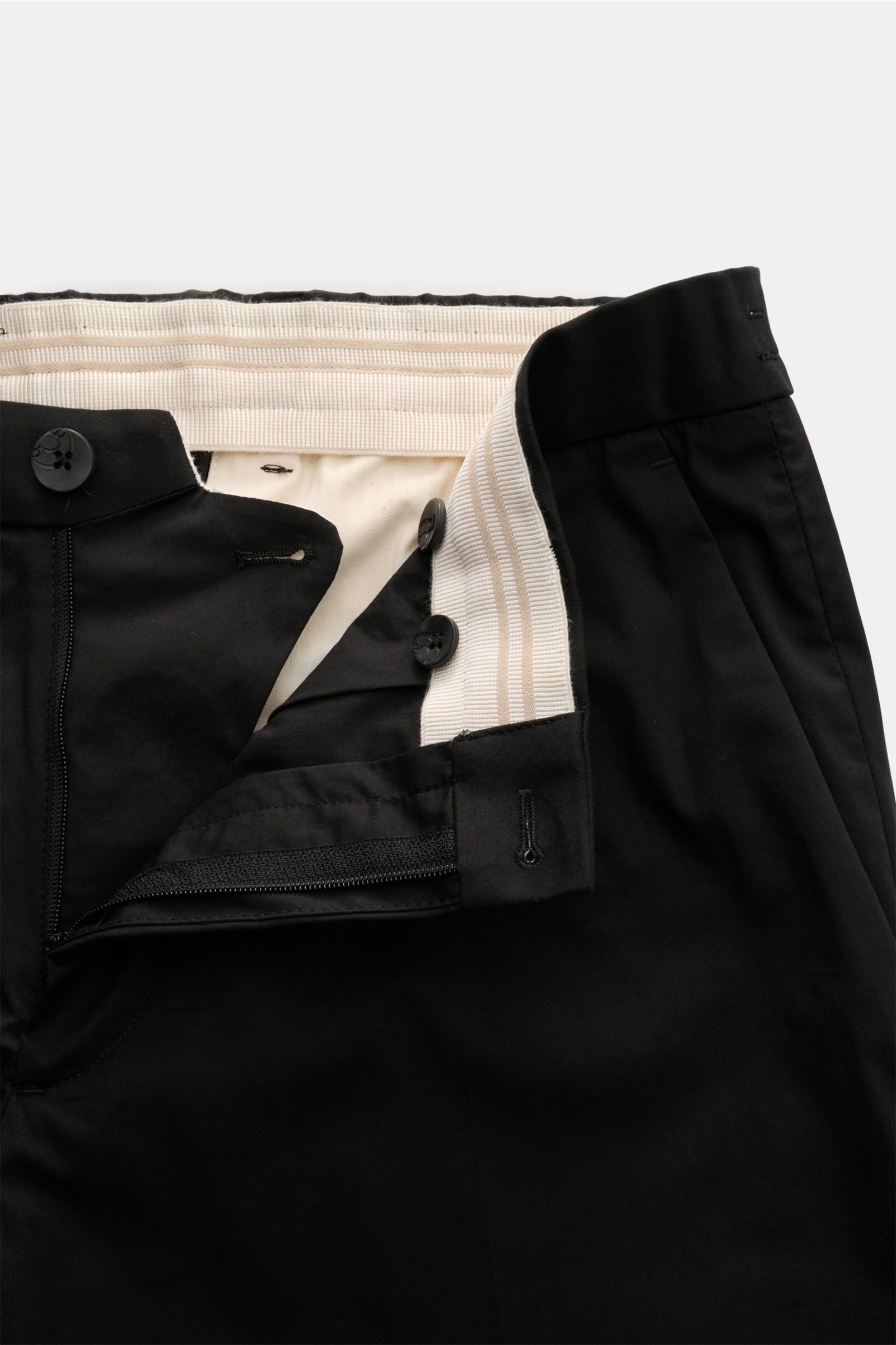 GTA Hose 'Davide' schwarz, Detailaufnahme von innen: Reißverschluss, Bundknopf, elastisches Band, glatte Baumwoll-Microfaser, Business-Klassiker.
