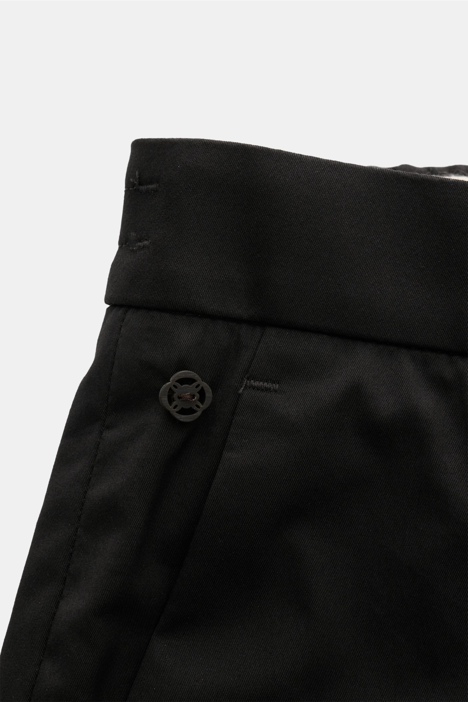 GTA Hose 'Davide' schwarz in Nahaufnahme von oben, leichte Baumwoll-Microfaser-Qualität, glatter Griff, französische Taschen, kleines Logo-Detail.