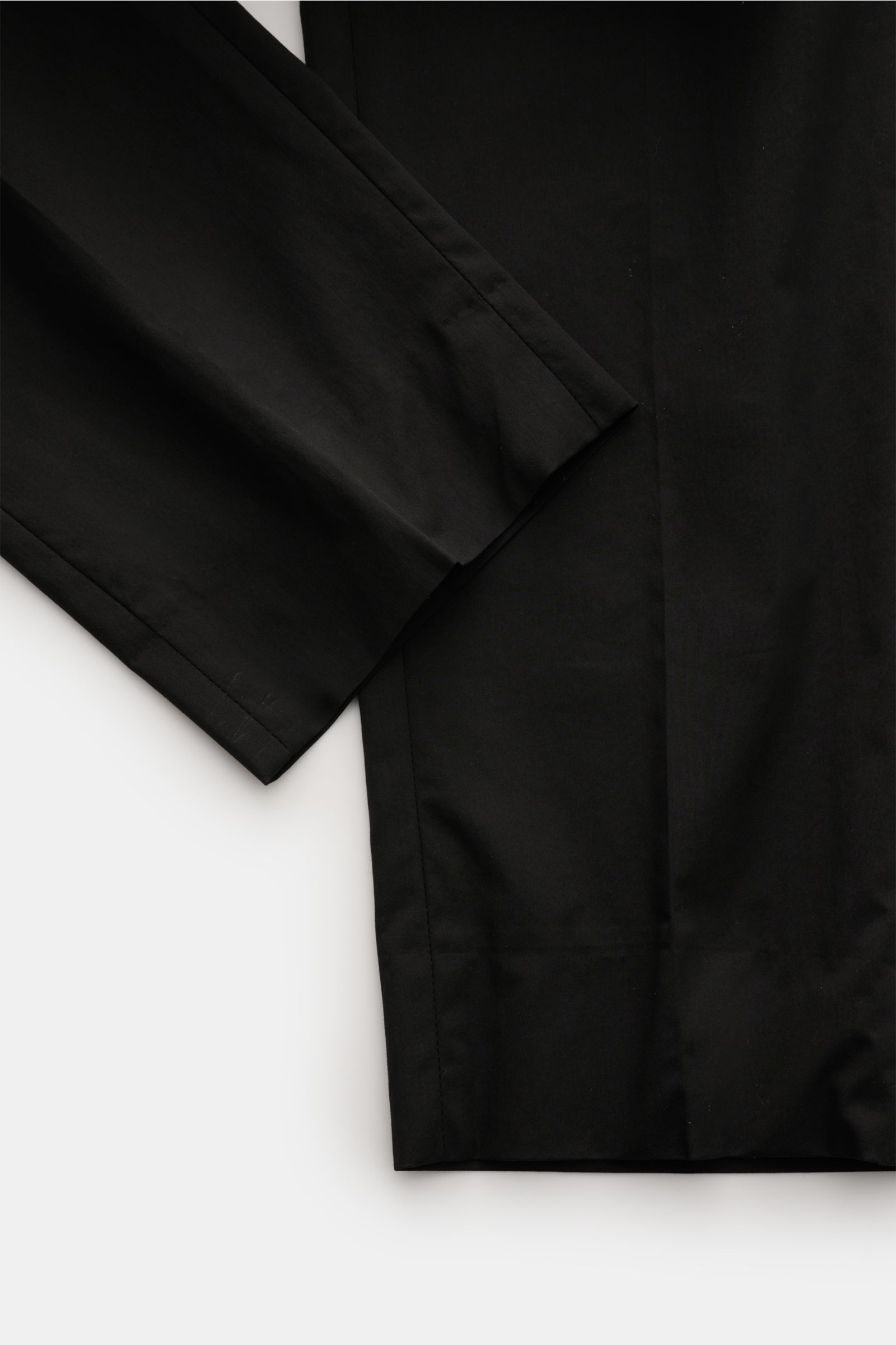 GTA Hose 'Davide' schwarz, Detailaufnahme der verkürzten, sehr schmal zulaufenden Beinenden in leichter Baumwoll-Microfaser-Qualität.