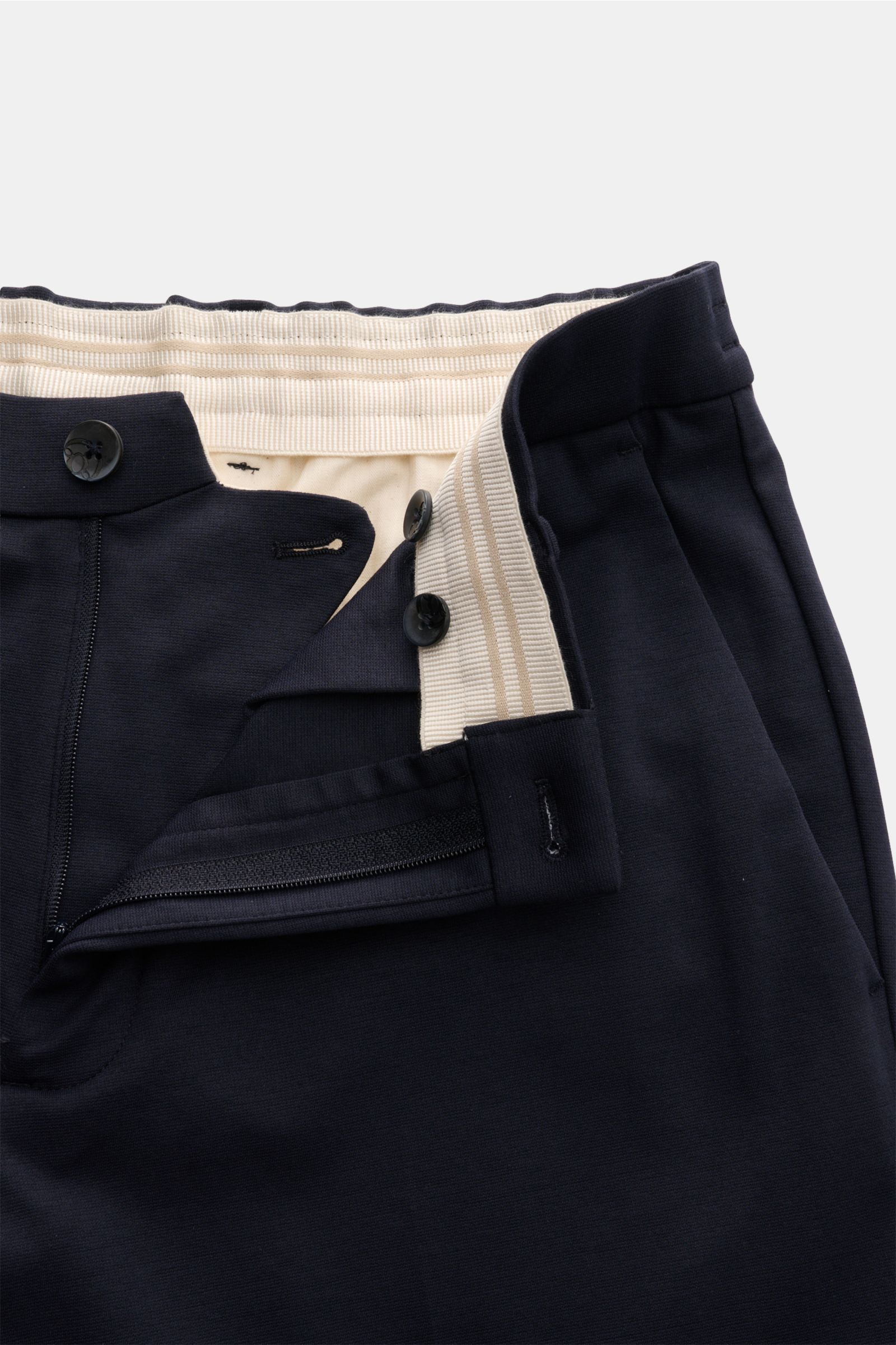 GTA Hose 'Davide' navy, knöchellang, schmal zulaufend, aus Baumwoll-Mix Jersey, elastisch, Regular Fit, Detailaufnahme des Bunds mit Reißverschluss und Knöpfen.