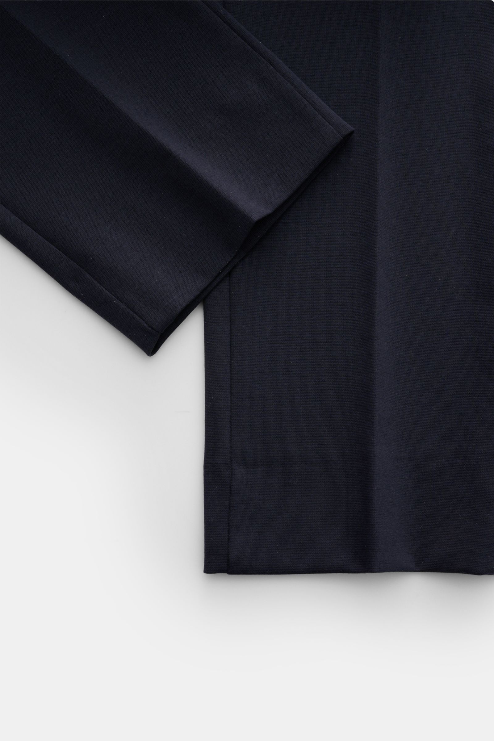 GTA Hose 'Davide' navy, Detailaufnahme von knöchellangem Bein aus elastischem Baumwoll-Jersey, Regular Fit, schmal zulaufend mit Bundknopf.