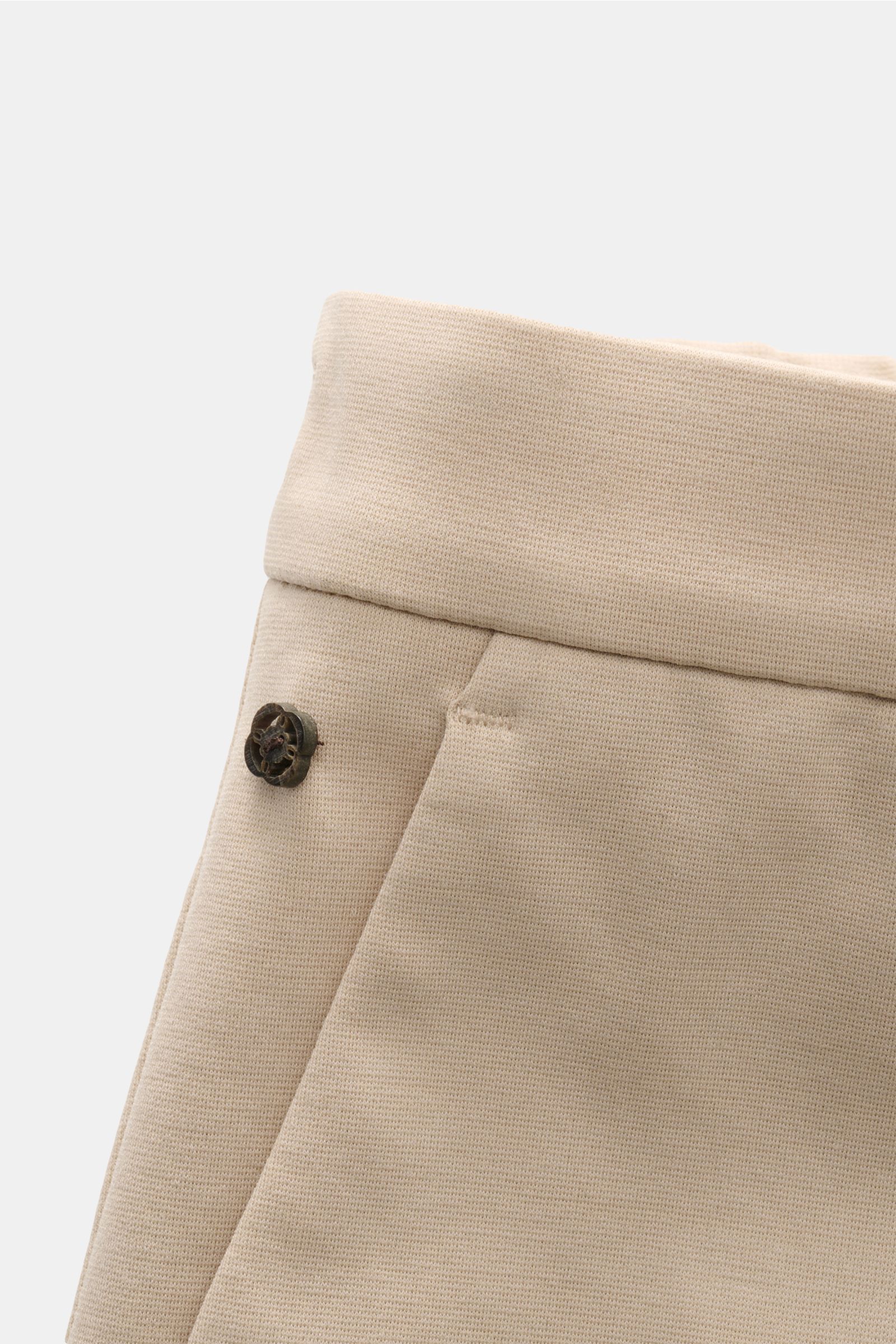 Close-up front view of the waistband and button detail of GTA Hose 'Davide' sand, a lightweight cotton-mix jersey pant with elastic quality.

Legerer Klassiker für Office und Freizeit: Die leichte Hose aus Jersey im Baumwoll-Mix von GTA ermöglicht mühe