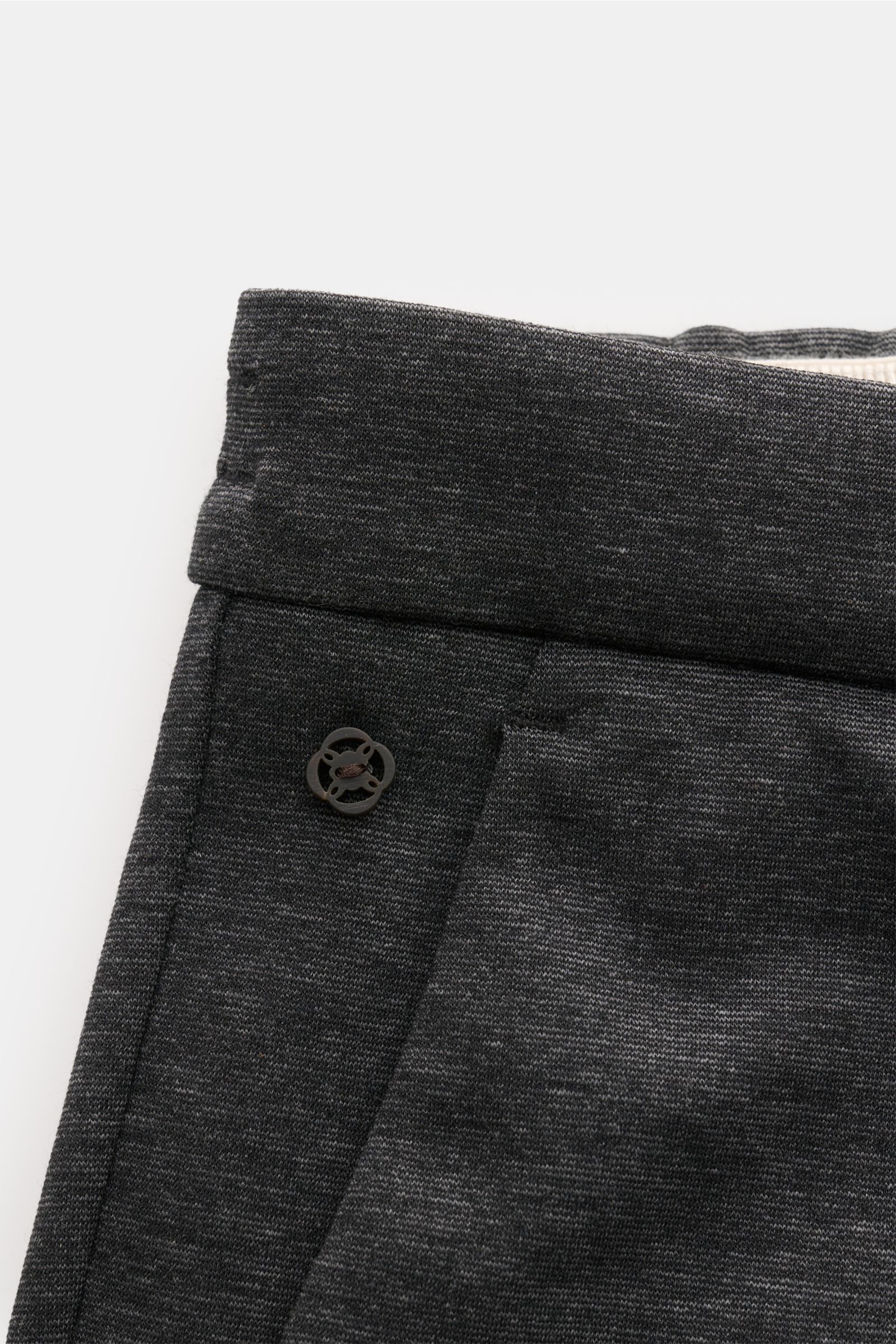 GTA Hose 'Davide' dunkelgrau meliert, Detailfoto von Bund und französischer Tasche aus elastischem Baumwoll-Jersey, Regular Fit, Logo-Detail.