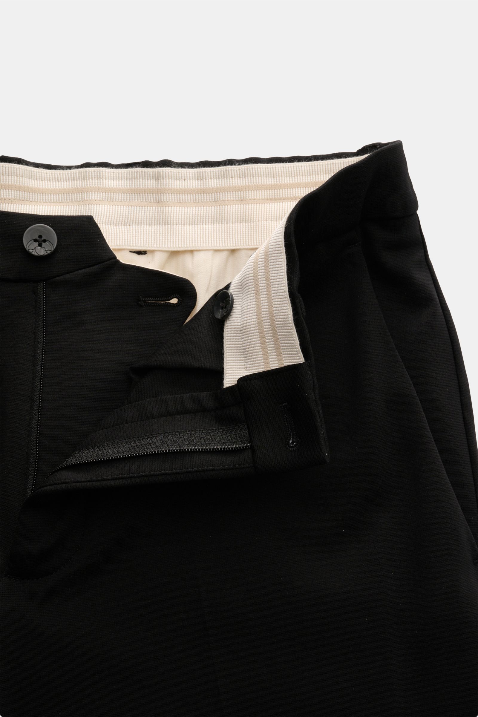 GTA Hose 'Davide' schwarz, Detailansicht von oben auf Bund mit Reißverschluss, Knopf, elastischem Jersey-Baumwollmix, Regular Fit, schmal zulaufend.