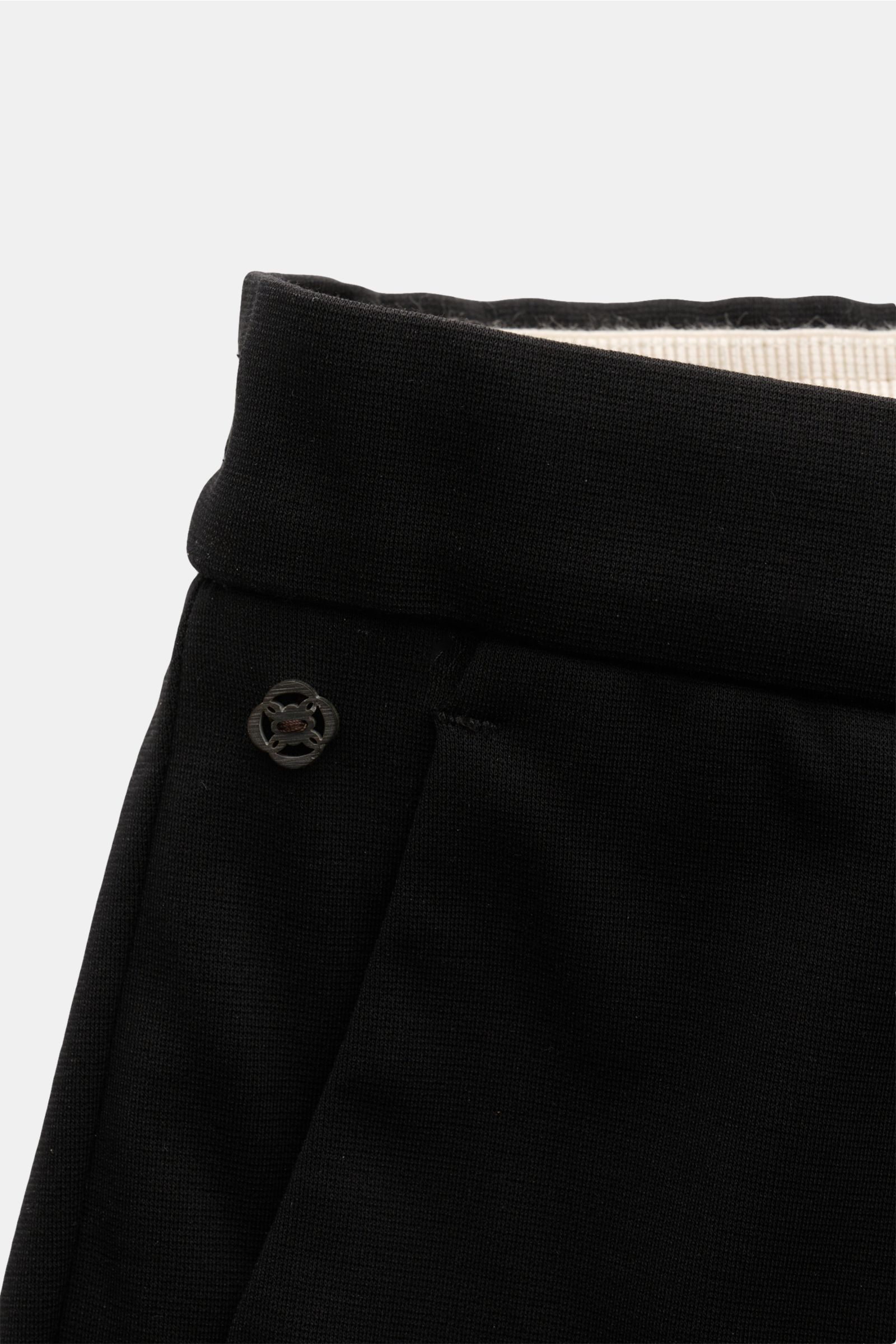 GTA Hose 'Davide' schwarz, Detailaufnahme von Bund und Reißverschluss, Jersey Baumwoll-Mix, elastisch, Regular Fit, französische Taschen, Logo-Detail.