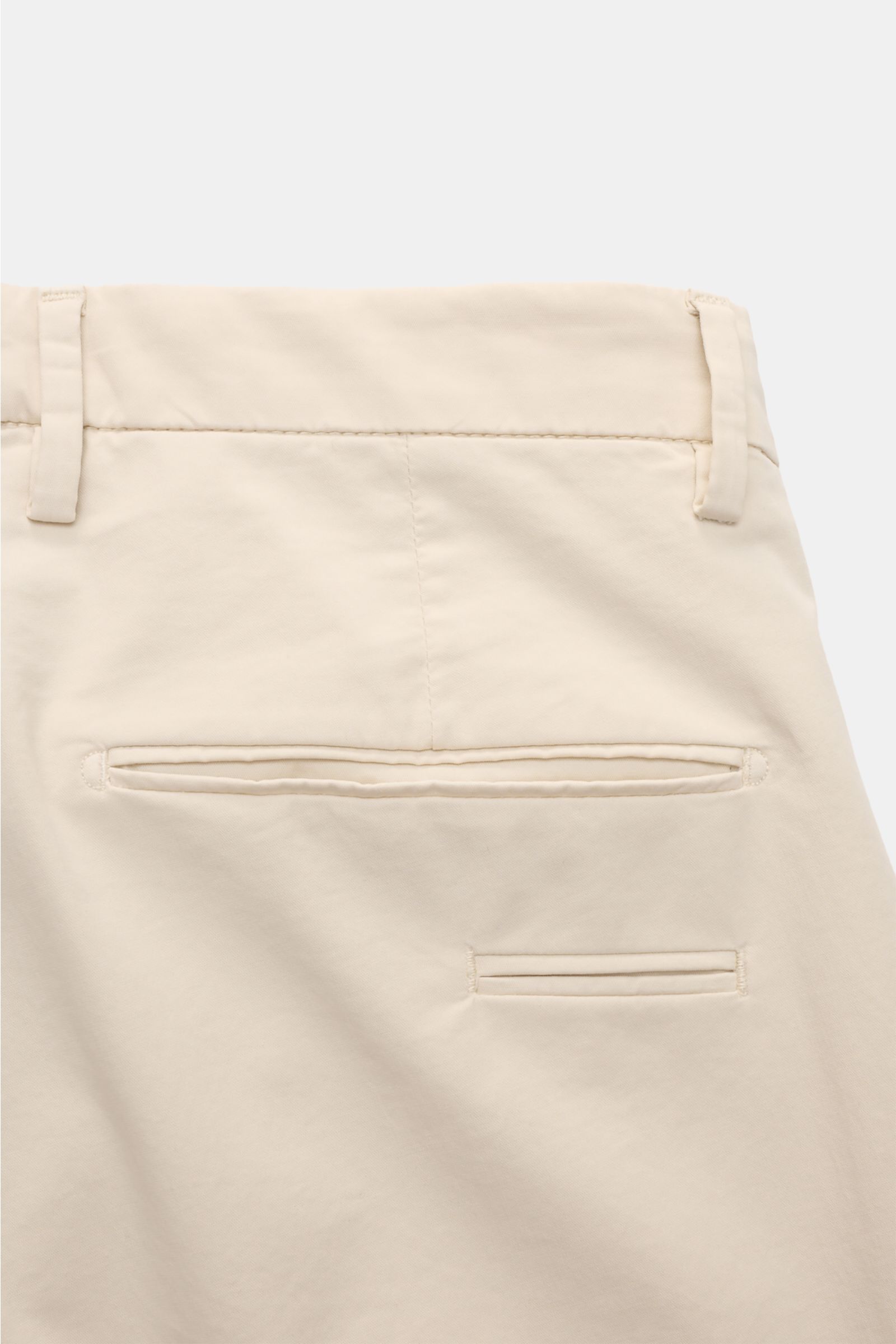 Close-up rear view of Briglia 1949 Chinos sand showing jetted back pockets and elasticated cotton fabric.

Summery ease meets timeless aesthetic: These chinos by BRIGLIA 1949 offer maximum comfort in an elegant silhouette.

Elasticated cott