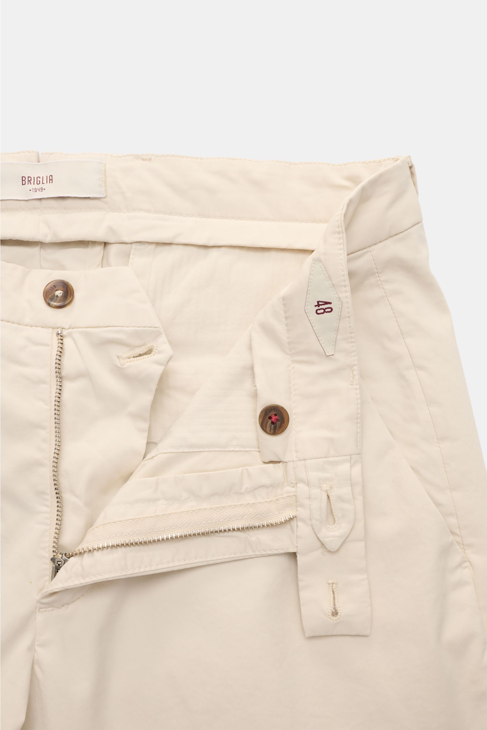 Close-up front view of Briglia 1949 Chinos sand showing elasticated cotton fabric, zip, waist button, and stitching details. Summery ease meets timeless aesthetic: These chinos by BRIGLIA 1949 offer maximum comfort in an elegant silhouette.
- Elasticated 