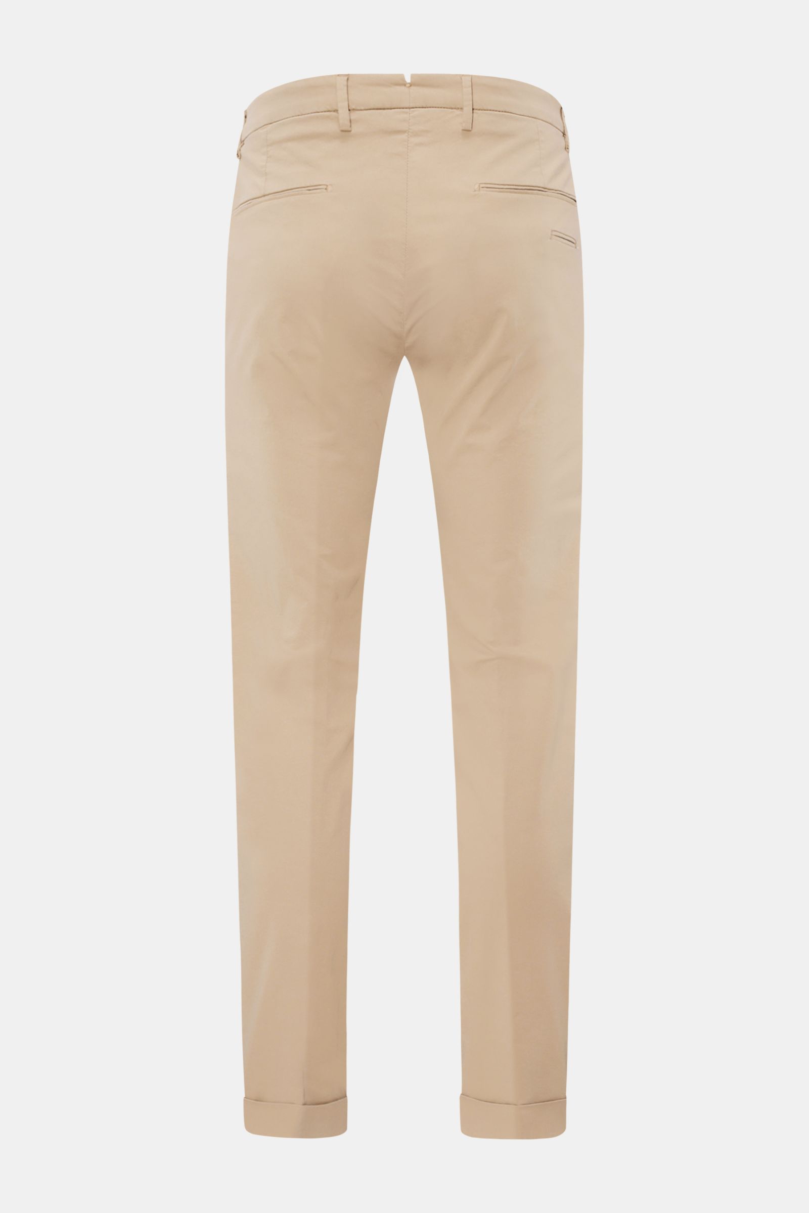 Back view of Briglia 1949 Chinos olive in beige, showing tapered fit, ankle length, zip and button closure, French and jetted back pockets.

Summery ease meets timeless aesthetic: These chinos by BRIGLIA 1949 offer maximum comfort in an elegant silhoue