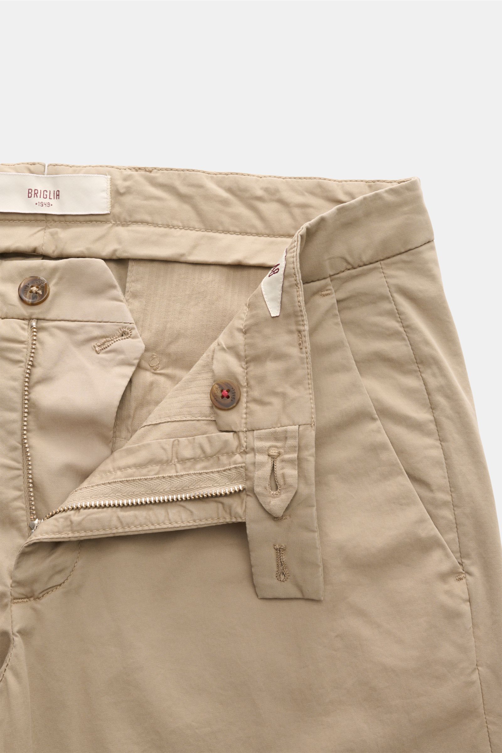 Close-up front view of Briglia 1949 Chinos olive showing zip, waist button, and French pockets in elasticated cotton fabric. 

Summery ease meets timeless aesthetic: These chinos by BRIGLIA 1949 offer maximum comfort in an elegant silhouette.

