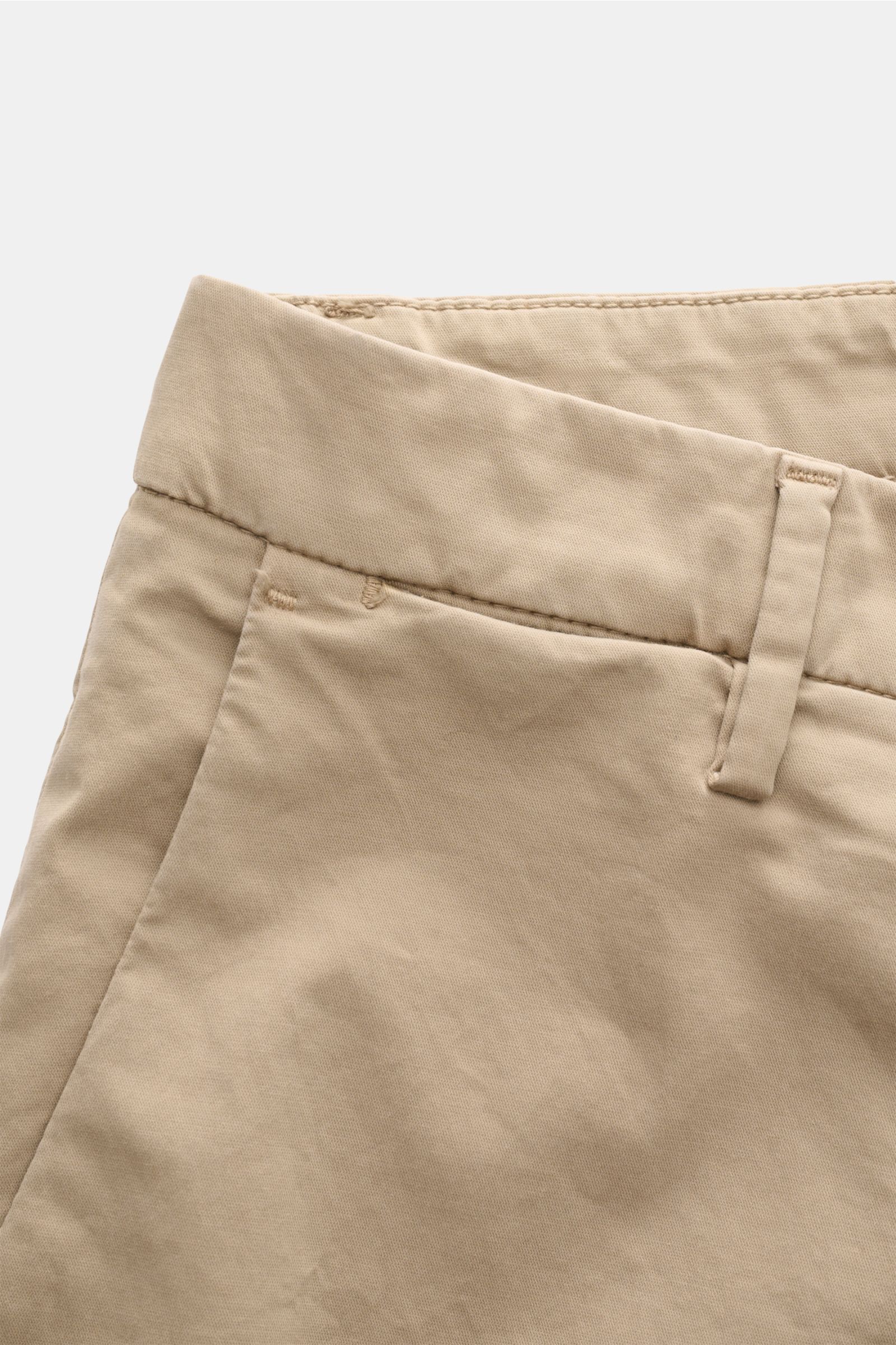 Close-up front view of Briglia 1949 Chinos olive showing elasticated cotton fabric, French pocket, and belt loop in beige tone.

Summery ease meets timeless aesthetic: These chinos by BRIGLIA 1949 offer maximum comfort in an elegant silhouette.
