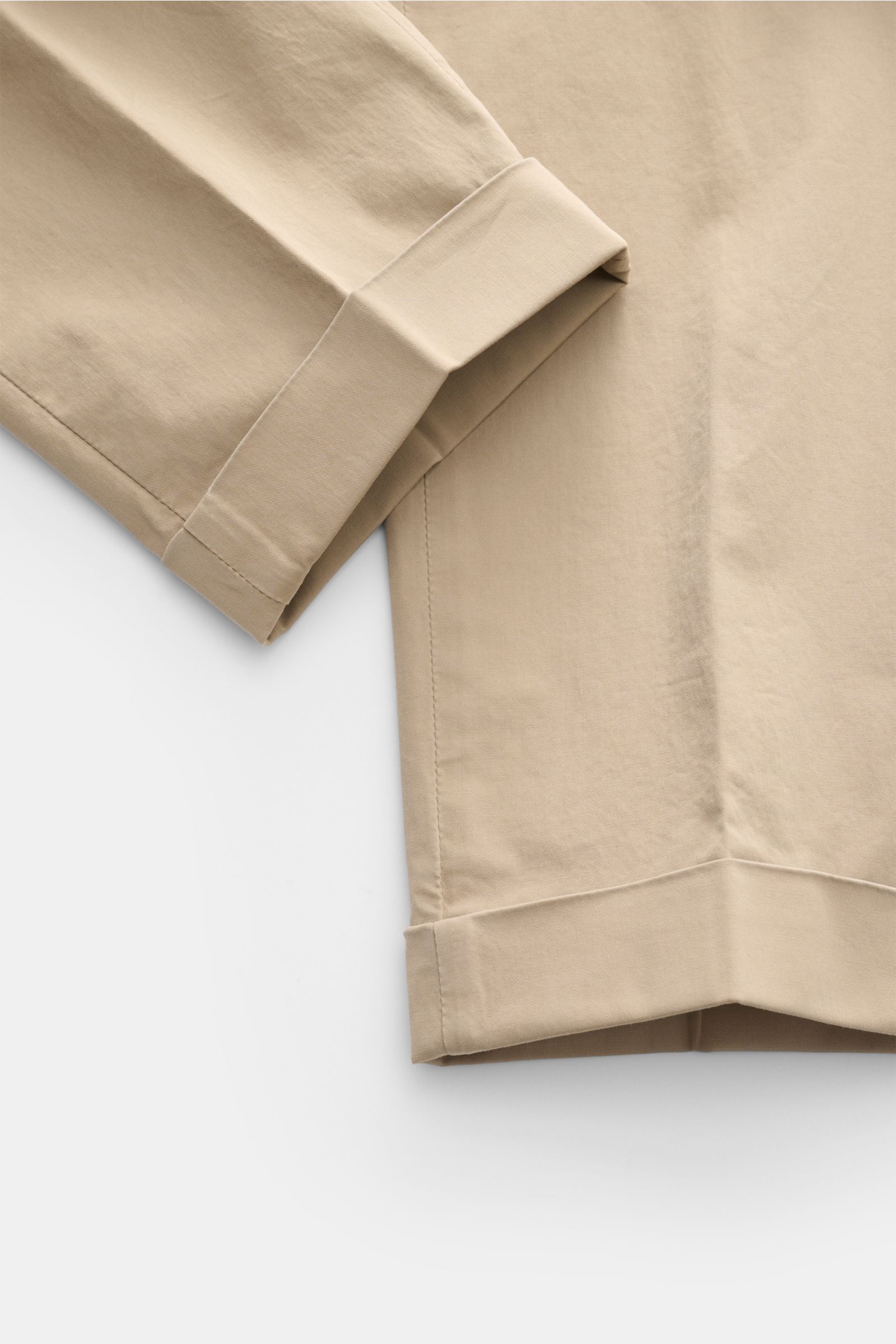 Close-up view of olive Briglia 1949 chinos showing folded ankle hems and fabric texture from above.

Description: 
Summery ease meets timeless aesthetic: These chinos by BRIGLIA 1949 offer maximum comfort in an elegant silhouette.

Elastica