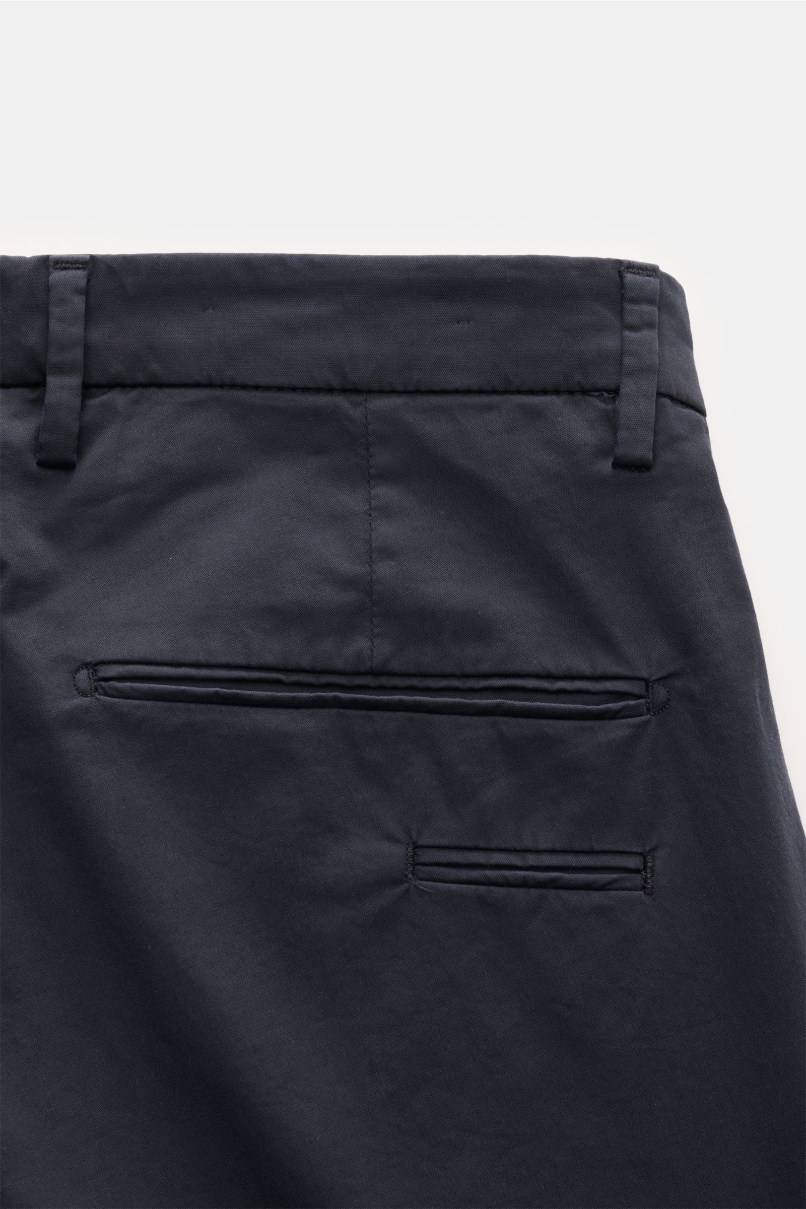 Briglia 1949 Chino navy Rückansicht mit paspelierten Gesäßtaschen aus elastischer Baumwolle, schmal zulaufend, knöchellang, Tapered Fit.
