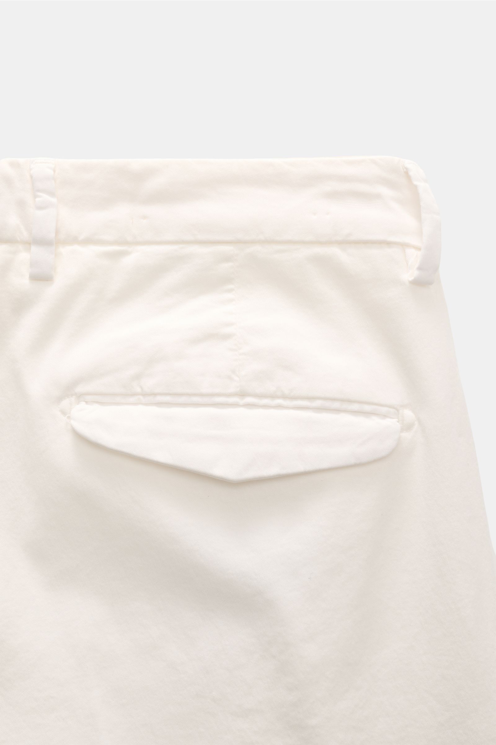 Briglia 1949 Chino offwhite Rückansicht, Detail von Bund, Gesäßtasche mit Patte, weicher Baumwoll-Twill, elastisch, sommerlich elegant.