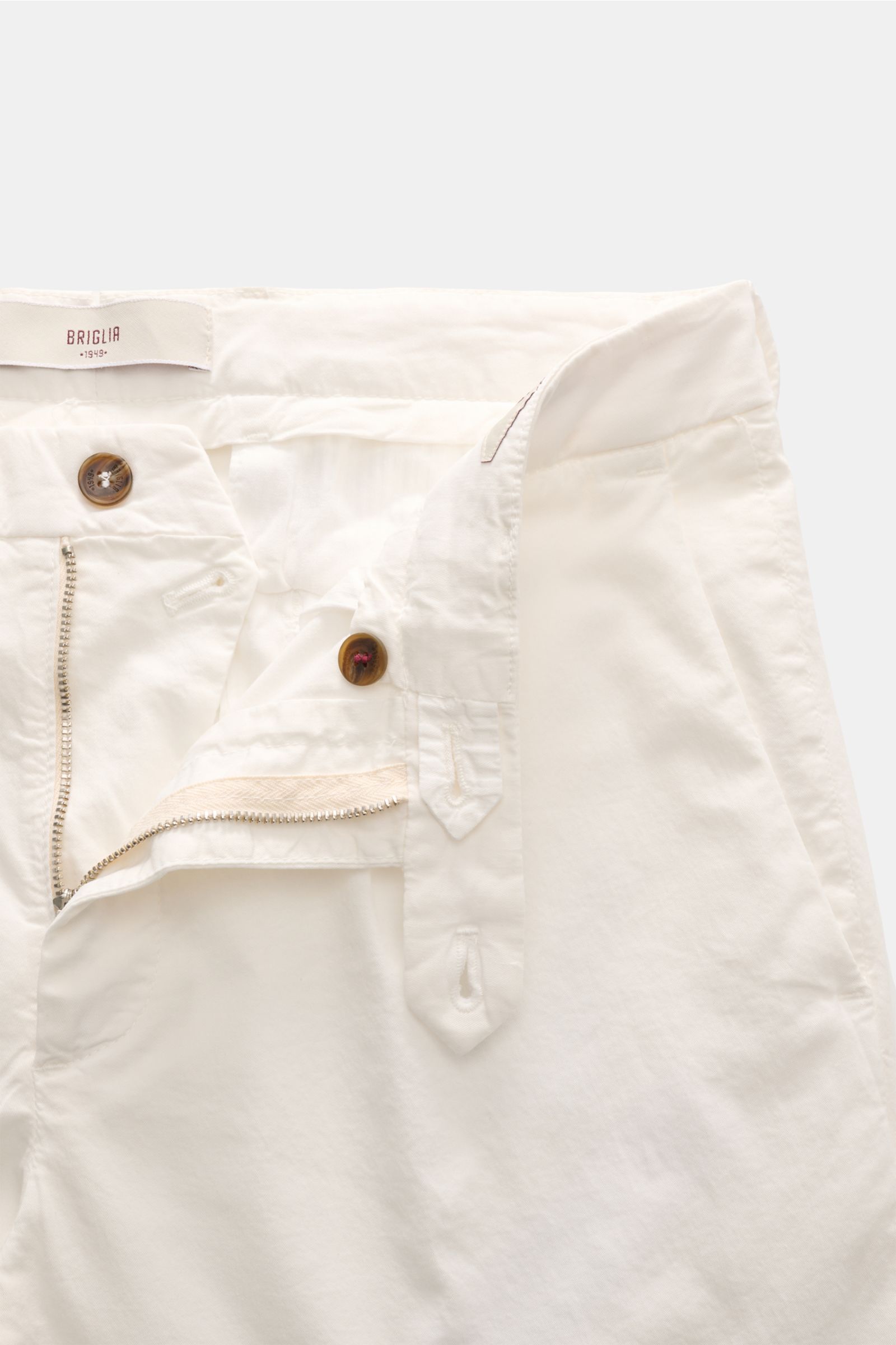 Briglia 1949 Chino offwhite, Detailansicht von oben, hoher Tragekomfort, elastisch, Tencel-Baumwoll-Twill, Reißverschluss, Bundknopf, französische Taschen.