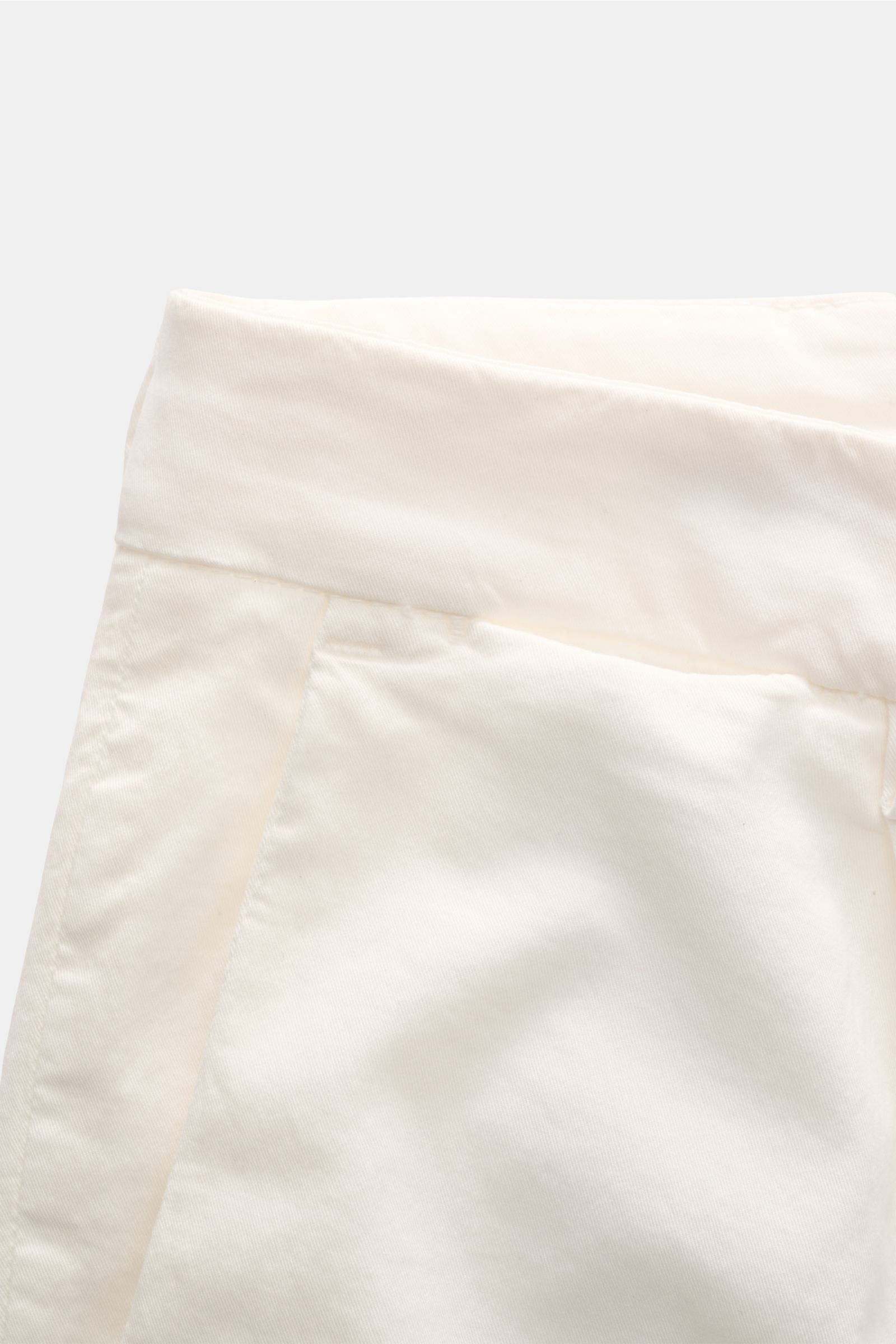 Nahaufnahme von Bund und Taschen der schmal zulaufenden Briglia 1949 Chino offwhite aus elastischem Twill mit Reißverschluss und Bundknopf.