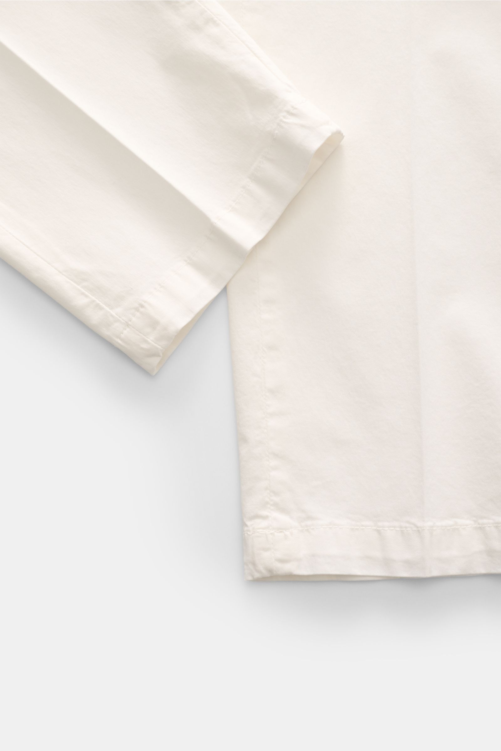 Briglia 1949 Chino offwhite, Nahaufnahme vom Hosenbein mit weichem Twill aus Tencel und Baumwolle, schmal zulaufend, knöchellang, Tapered Fit.