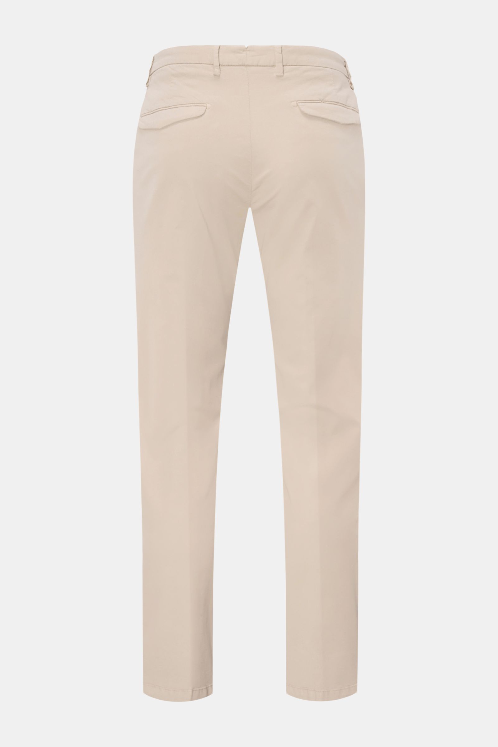 Rear view of Briglia 1949 Chinos beige showing tapered fit, ankle length, back pockets with flap, and soft elasticated fabric.

Maximum comfort meets an elegant silhouette: Summery ease meets timeless aesthetic in these chinos by BRIGLIA 1949.
