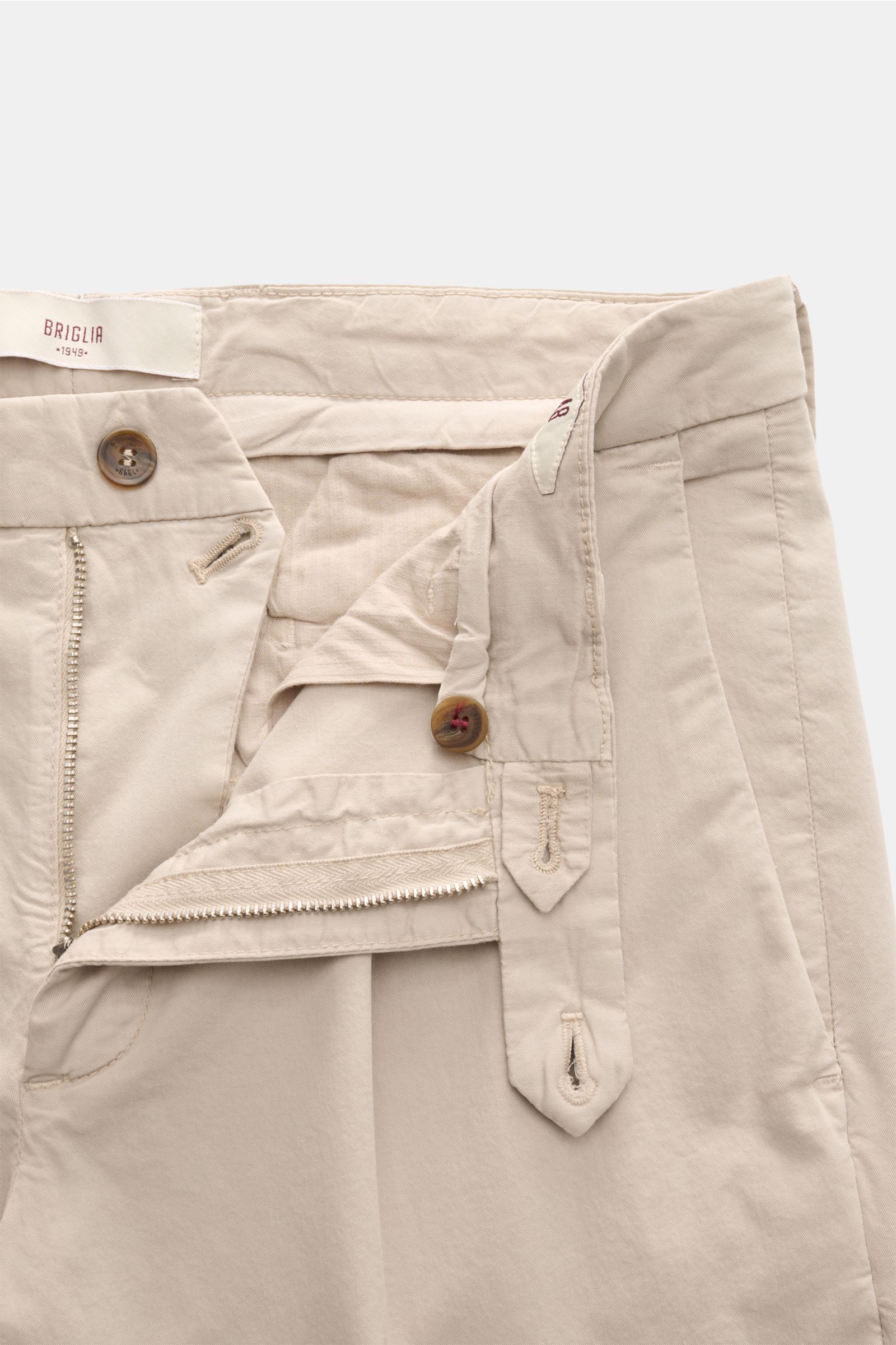 Close-up front view of Briglia 1949 Chinos beige, showing zip, waist button, and elasticated fabric details.

Maximum comfort meets an elegant silhouette: Summery ease meets timeless aesthetic in these chinos by BRIGLIA 1949.

Tencel and co