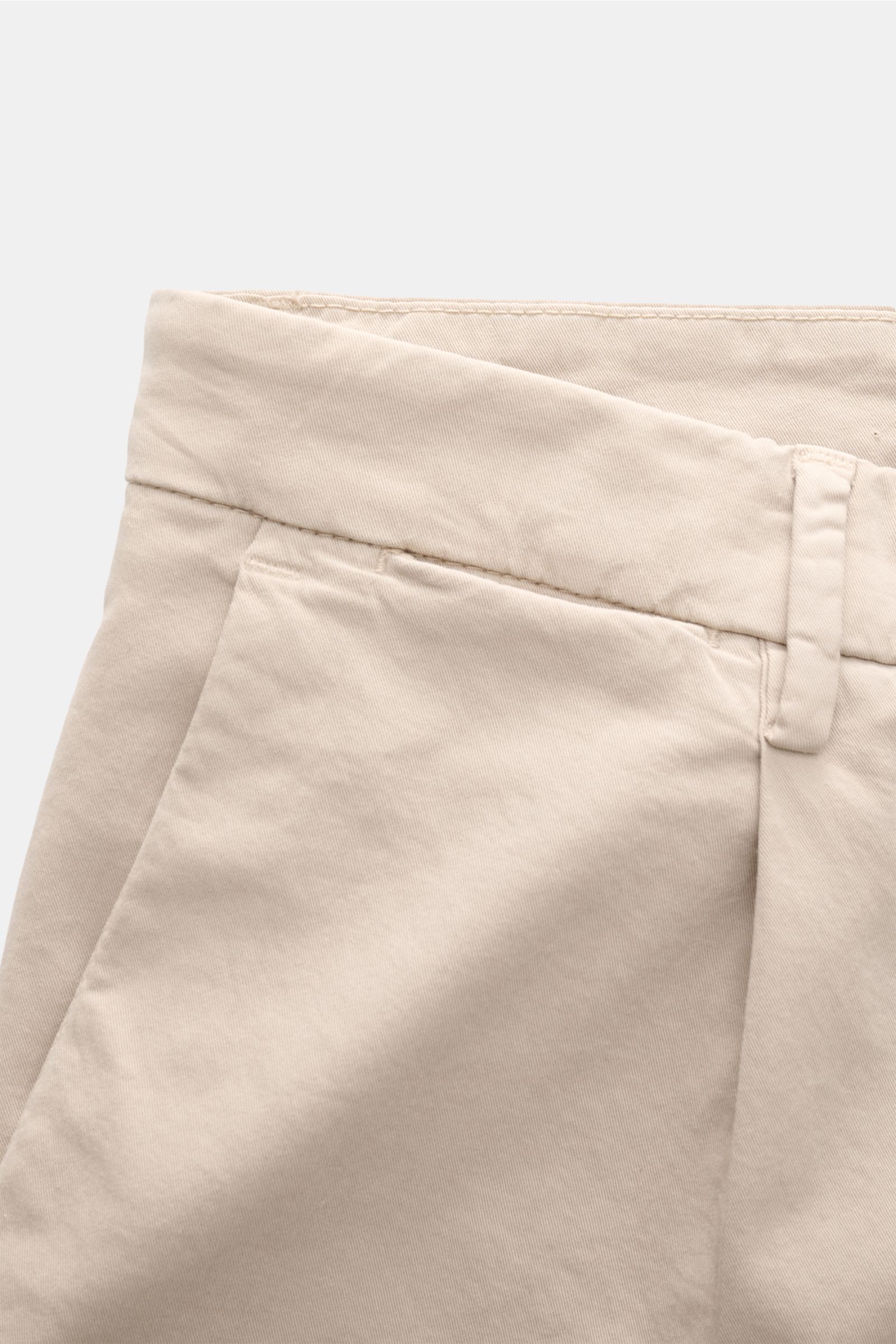 Close-up front view of Briglia 1949 Chinos beige, highlighting Tencel cotton twill fabric, elasticated waistband, French pockets, and tapered fit. Maximum comfort meets an elegant silhouette: Summery ease meets timeless aesthetic in these chinos by BRIGLI