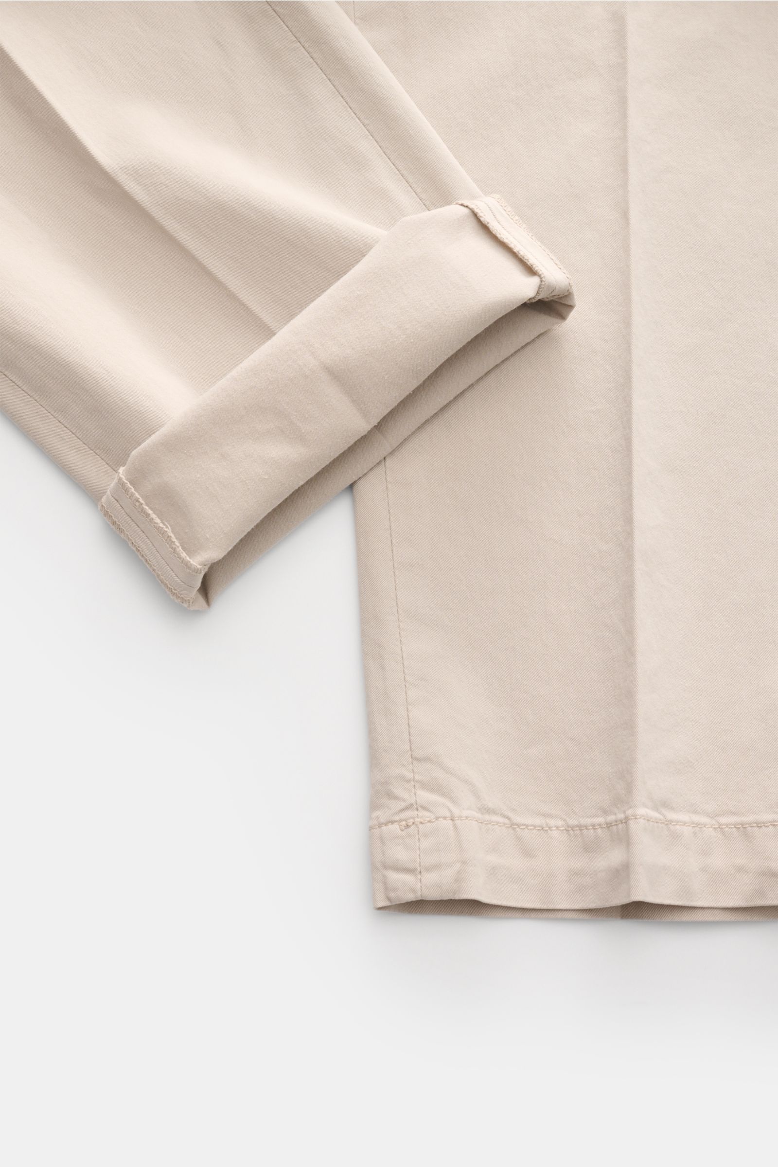 Close-up view of the cuff and lower leg section of Briglia 1949 Chinos beige, showing the tapered ankle-length cut and soft fabric texture.

Maximum comfort meets an elegant silhouette: Summery ease meets timeless aesthetic in these chinos by BRIGLIA 1